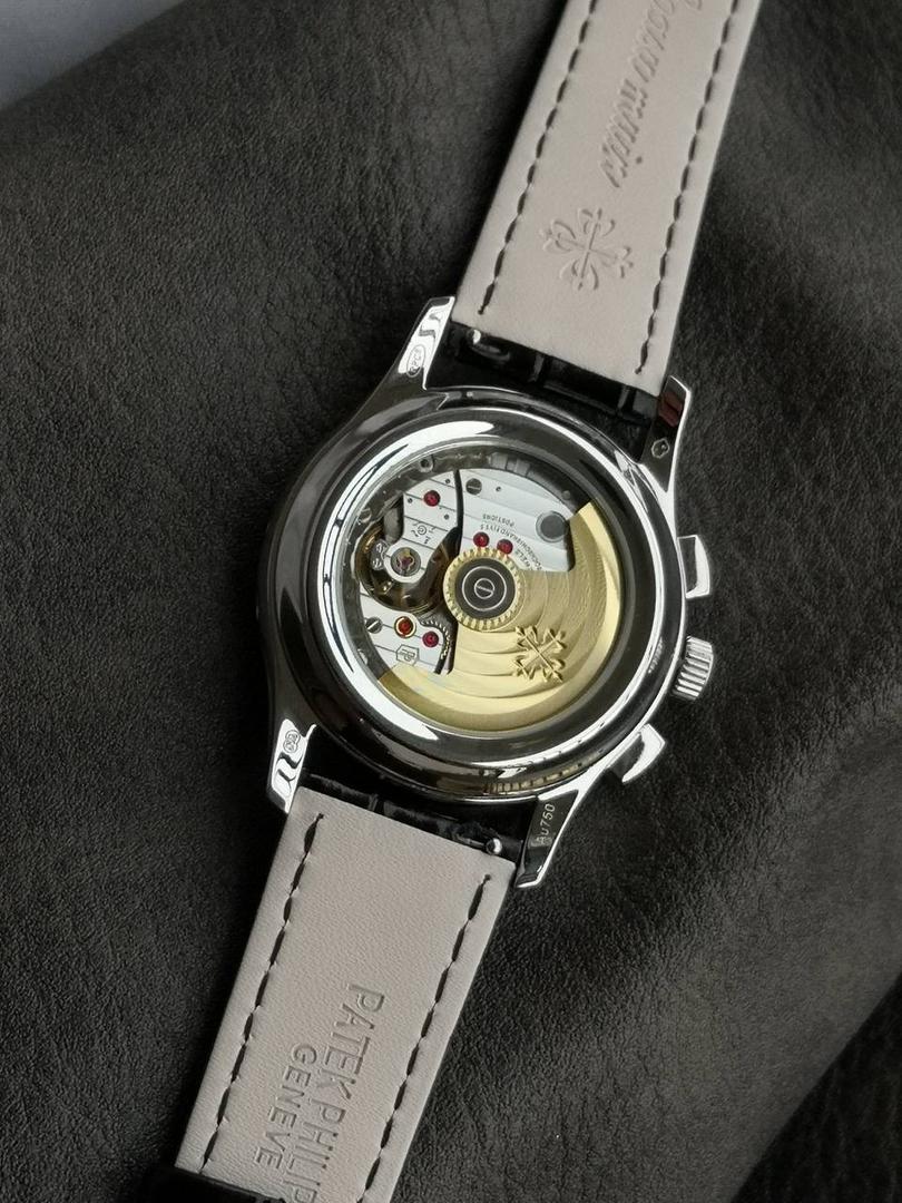 2024墙裂推荐 重金打造经典时计】——百达.翡丽复杂功能系列5905R-010重磅登场，迄今推出的首款Nautilus复杂腕表，以超复杂的工艺技术打造休闲运动腕表。 1⃣️小身板大能量：尽揽以下功能∶12点位日历功能 10点位星期功能 2点位星期功能 6点位24小时。所有功能都可正常使用。 2⃣️机芯采用复刻版Cal.240自动上链机芯，在实现外观的逼真前提下，功能一并完美诠释。 3⃣️改装大师独立制表人，倾情参与定制改装表盘颜色，给予独一无二的腕表增添有趣的灵魂！ 匠心力作 欢迎各位表友品鉴！