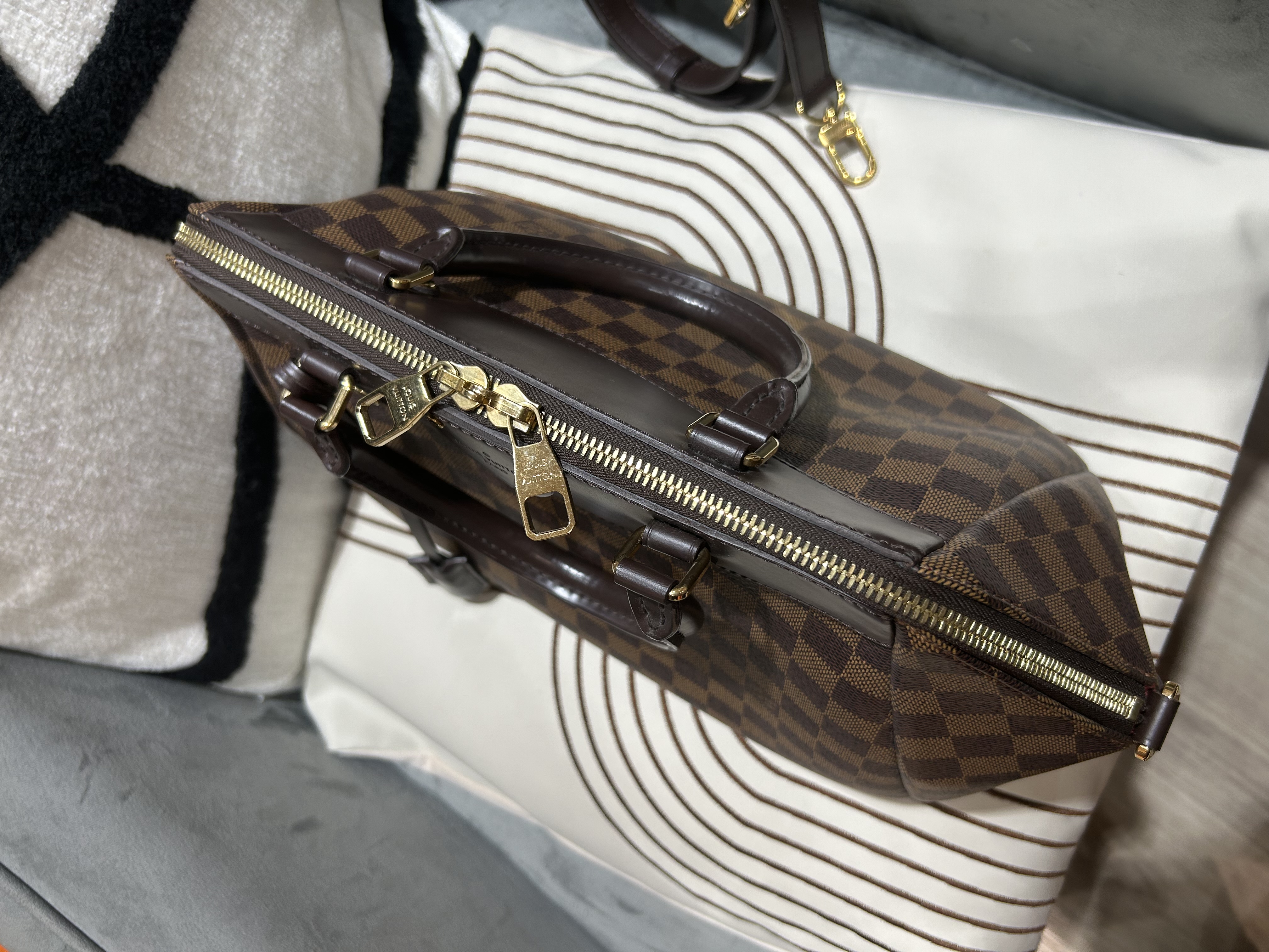 LV Mews Damier Ebene 2 Way Bag 100% Authentic , 98%New✅Key Lock✅Dust bag