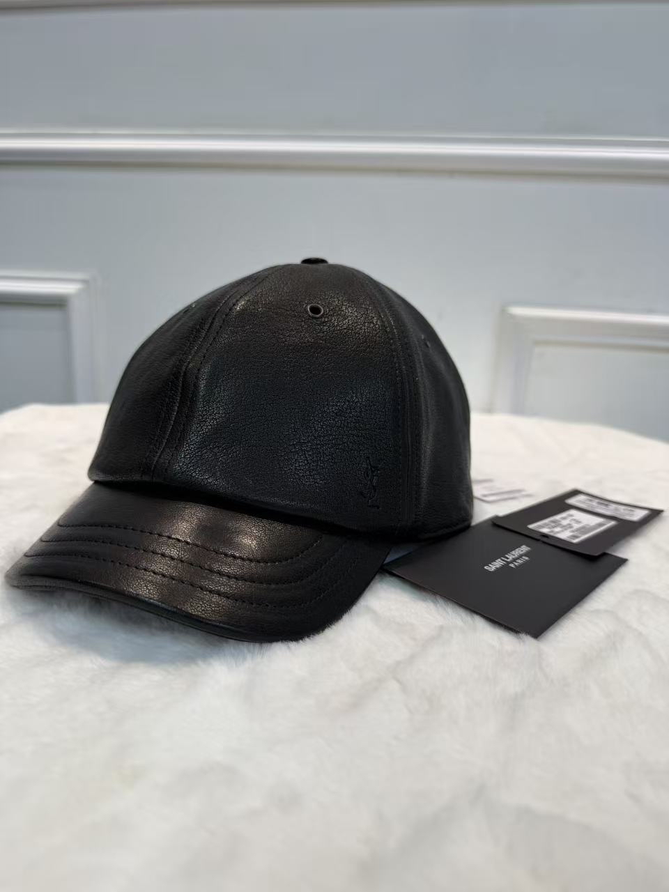 【減價平過原價一半有多‼️】YSL品牌logo浮雕圖案 全黑 小羊皮 鴨舌帽