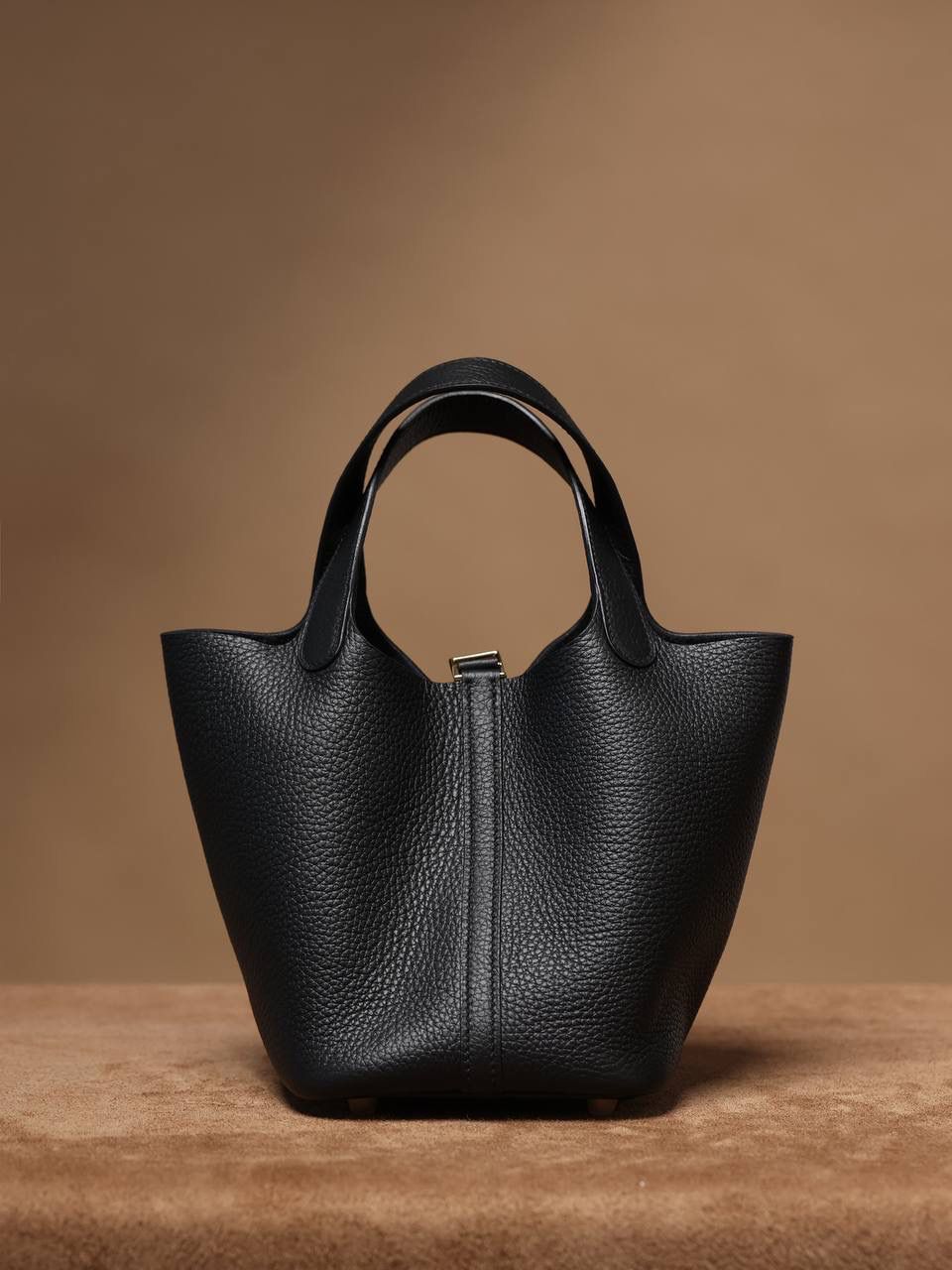 H菜篮子🧺✨ 黑色18cm金扣 独家渠道货！独家背景！高清实拍图！ 每个细节可放大看，全网天花板级别的菜篮子，独一无二的过验产品，每个细节都是对版的！ 纯手工制作、细工慢活、工匠精神雕刻的艺术精品！零售后，包满意！ 尺寸：18 X 19 X 13.5cm