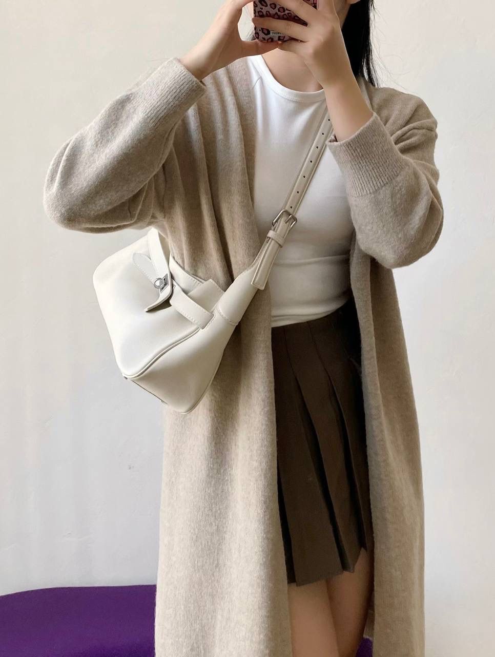 爆款🔥 ba1enciaga bel air 腋下包小号 奶白色🍼 beiair➕rodeo，大热当道 一整个系列都火爆了，一只比一只热门 半定型的水桶包超有态度 它的皮是有点厚度又软乎的 所以整个包都散发着慵懒和不羁的感觉 而且设计元素不拖沓繁琐 完全可以无脑搭配 现在的通勤人员也是吃得太好了吧 能有这么时髦的托特包来背！ 什么电脑水杯统统往里扔就对了 肩带可长可短，腋下背斜挎背都ok 两个尺寸任君选择，果断冲！！ 29.9×19.8×17cm810680m