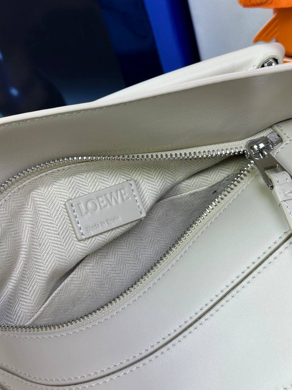 🅰️小号 𝗣𝘂𝘇𝘇𝗹𝗲最新版本❤️ ——（缎面/织带款） ✅经典拼图系列，不规则立体几何设计，最具辨识度的立体廓形和几何美学，顶级进口小牛皮搭配德国沙菲线，独家定制五金，𝗬𝗞𝗞拉链拉头 ✅容量超大，颜值高，四季百搭，新款自带可拆卸𝗟𝗢𝗘𝗪𝗘织带宽肩带‼️ 尺寸：𝟐𝟒-𝟏𝟎.𝟓-𝟏𝟔.𝟓𝐜𝐦 款号：061609织带款海盐白