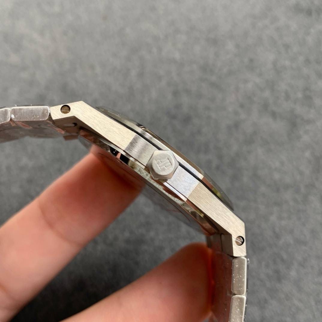 🚀连专柜都很难买的AP女款到货啦！皇家橡树系列中的女士腕表，其官方型号为67651ST.ZZ.1261ST.01，皇家 橡树系列独有的八角形外观还拥有a p独特的设计风格也将女士优雅风格融入其中，深受女士们的爱戴，即使只有33毫米的小尺寸，也将爱，，彼独有的纯净美感与刚毅线条展现的淋漓尽致。 而镶满钻石的表圈也为佩戴的女士增添了更多的柔美。搭载瑞士石英机芯、拥有实用的日历显示功能‼️