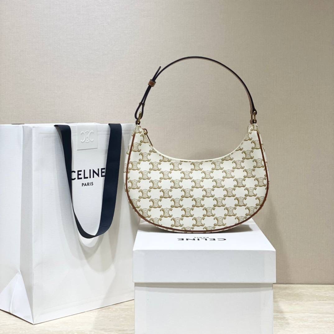 🔥大货实拍图 𝗖𝗘𝗟𝗜𝗡𝗘 ♥ 𝗧𝗥𝗜𝗢𝗠𝗣𝗛𝗘 𝗖𝗔𝗡𝗩𝗔𝗦 𝗔𝗩𝗔 灵感来自1990年代中古包Macadam，采用小巧优雅的月牙形轮廓，搭配耐看的棕色调凯旋门老花和小牛皮滚边，透出复古娇俏气质。型号：193952 尺寸：23*14*7cm