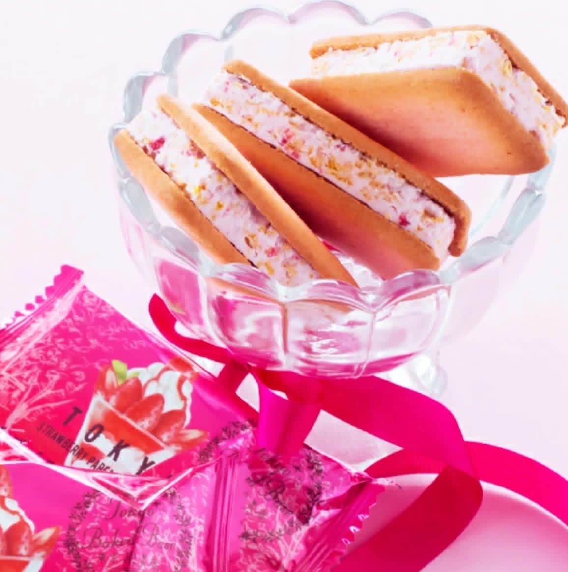 日本直送  日本直送預訂 Tokyo Baked Base 士多啤梨芭菲夾心曲奇 5入/10入