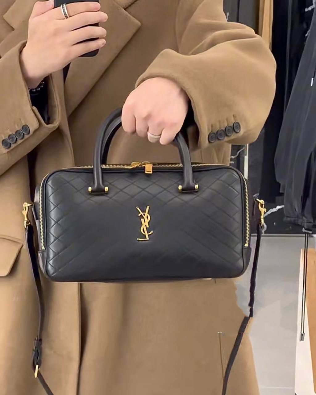 仅剩少量❗️ ys1 liya保龄球行李包🎳👛 为数不多的可以手拎的通勤包 容量超级大，喜欢大包的姐妹不要错过 双拉链大分区，里面还有小隔层 功能性实用性都照顾到 我真的很喜欢他们家扁平的菱形衔缝线 清冷和酷飒感一下就出来 你别说，这只保龄球还挺学院风哈～ 31×16×13cm766785m