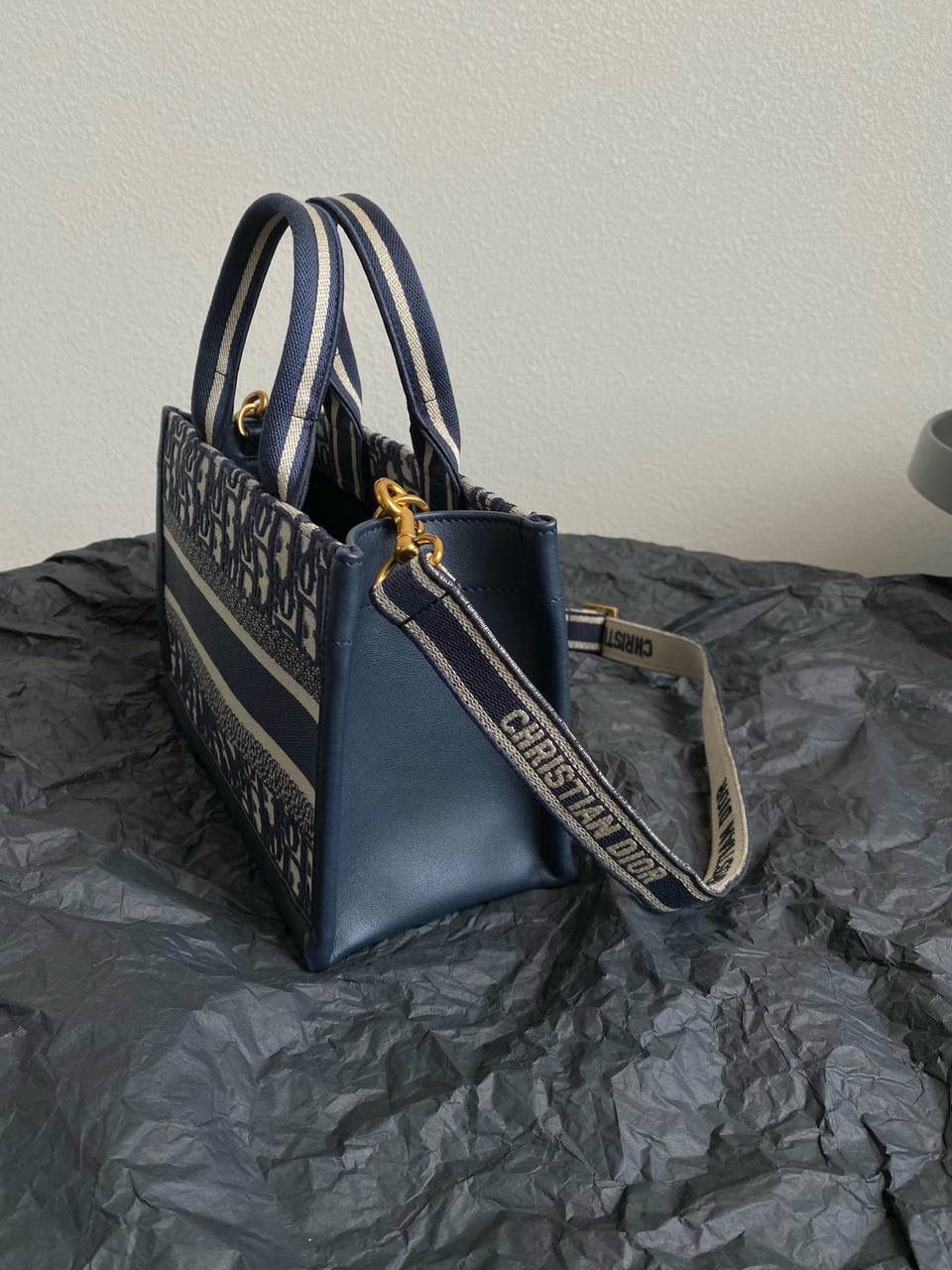 🈶老花蓝，mini 𝗗𝗜𝗢𝗥 𝗯𝗼𝗼𝗸 𝘁𝗼𝘁𝗲24新版横款 不得不说，D家确实好会玩啊 可以背的托特来了！简直不要太棒 在最最最经典的托特上又衍生爆款了 可可爱爱的mini尺寸，恨不得天天背！😍 27×14×10cm