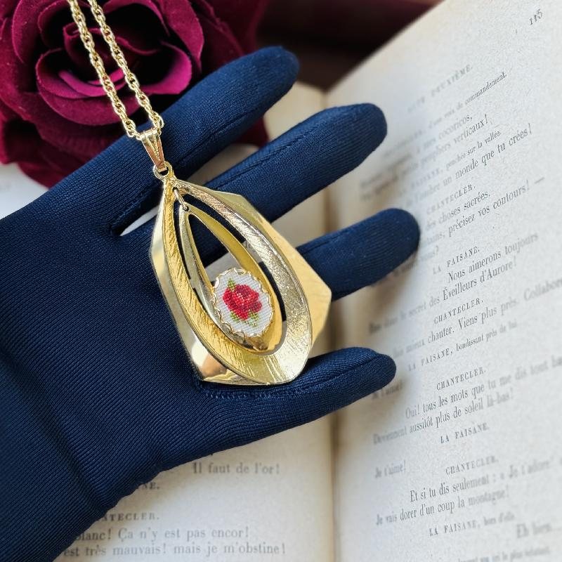 C.a. 1970s Rose Petit Needlepoint Double Frame Pendant Statement Long Necklace (MT2080)