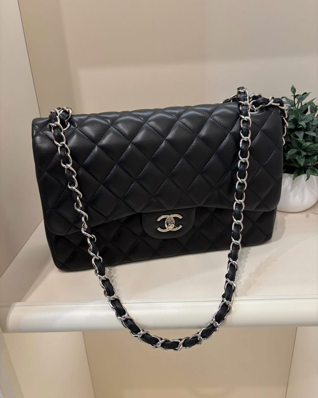 Chanel classic flap 30cm,jumbo A58600 黑色羊皮銀扣100%Authentic ,95%new ✅card ✅塵袋✅box 