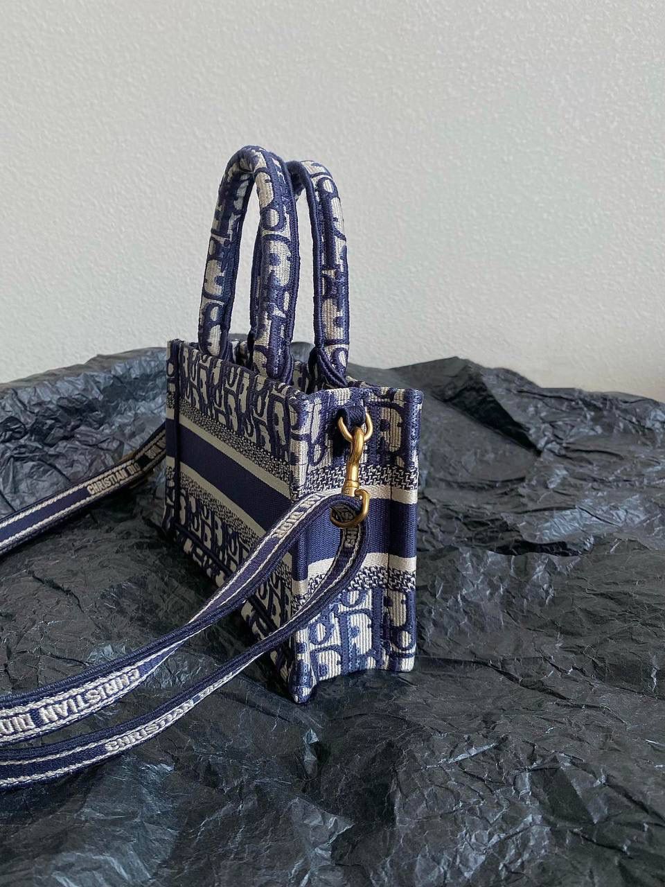 🈶老花蓝，超迷你 𝗗𝗜𝗢𝗥 𝗯𝗼𝗼𝗸 𝘁𝗼𝘁𝗲24早春新款 不得不说，D家确实好会玩啊 可以背的托特来了！简直不要太棒 在最最最经典的托特上又衍生爆款了 可可爱爱的mini尺寸，恨不得天天背啊啊！！😍 21.5×13×7.5cm