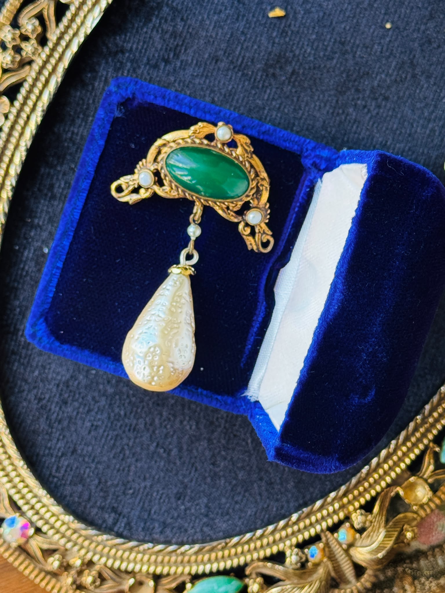 Vintage C.a. 195-60s Czechoslovakian Green Glass Cabochon Brooch with Dangle Pearl (NZ123)