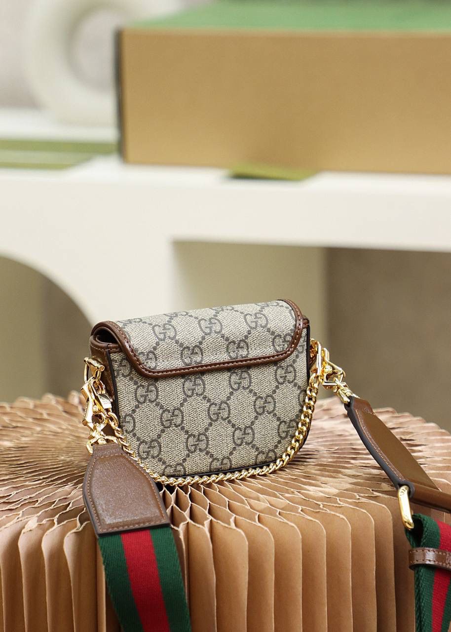 𝐇𝐨𝐫𝐬𝐞𝐛𝐢𝐭 𝟏𝟗𝟓𝟓 𝐒𝐮𝐩𝐞𝐫 𝐌𝐢𝐧𝐢 #699760#原厂皮 YY#600 ▪️尺寸：12*9*4cm▪️ 超迷你小废包小可爱𝟭𝟵𝟱𝟱家族新成员， 超香定律一眼被种草了，大火的𝐇𝐨𝐫𝐬𝐞𝐛𝐢𝐭家族推出小废话超迷你的造型，在设计上颜值也是走心了，没有任何马虎的设计元素，拥有两条可拆卸的肩带，随意凹小可爱，容量确实不大，但是足以满足装可爱就够了！💕💕