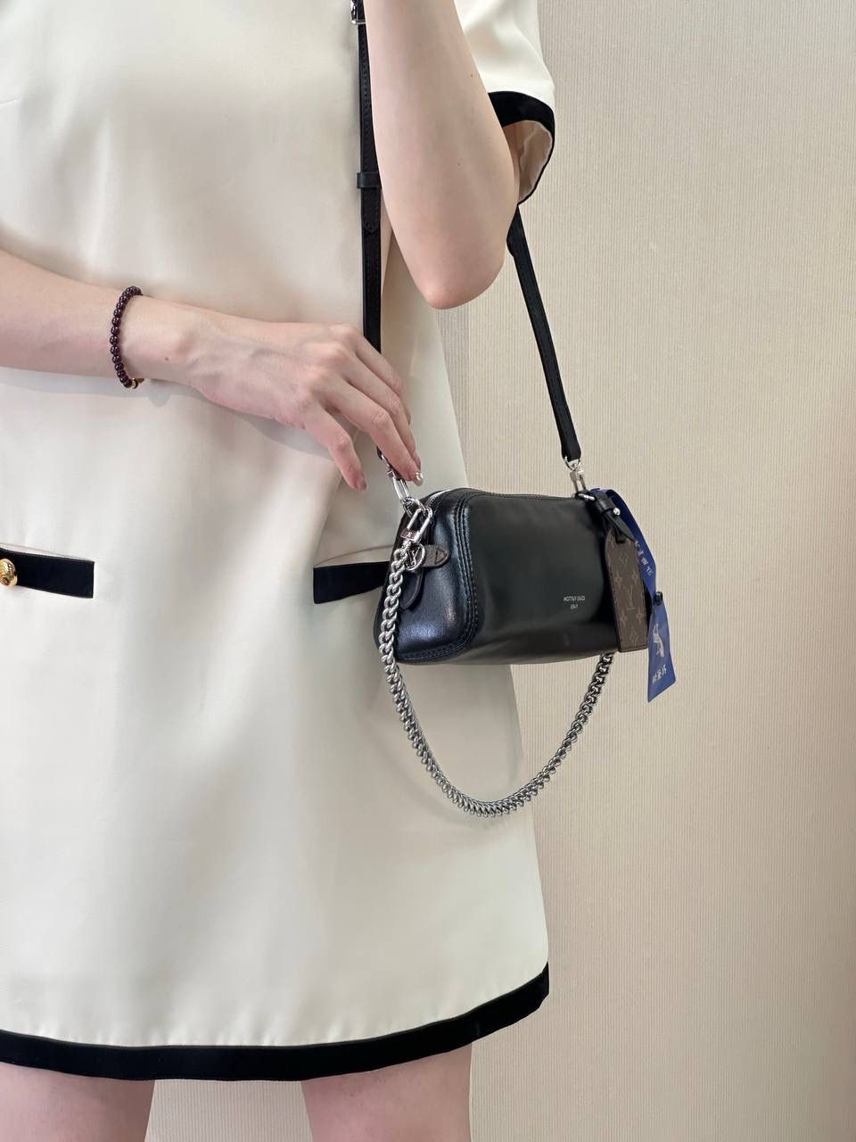 今天来跟大家聊一个最近真的很🔥的包包——LV Pochette Vibe 🖤✨ 对～它是 2025 新款，现在懂的人才在找 😎 这款来自 LV Vibe 系列，包身是那种亮亮的羊皮革，一看就很有质感～加上 Monogram 行李挂牌标签，直接把 LV 以前做旅行箱的经典味道拉回来，复古中又带一点酷，真的很可以 🖤