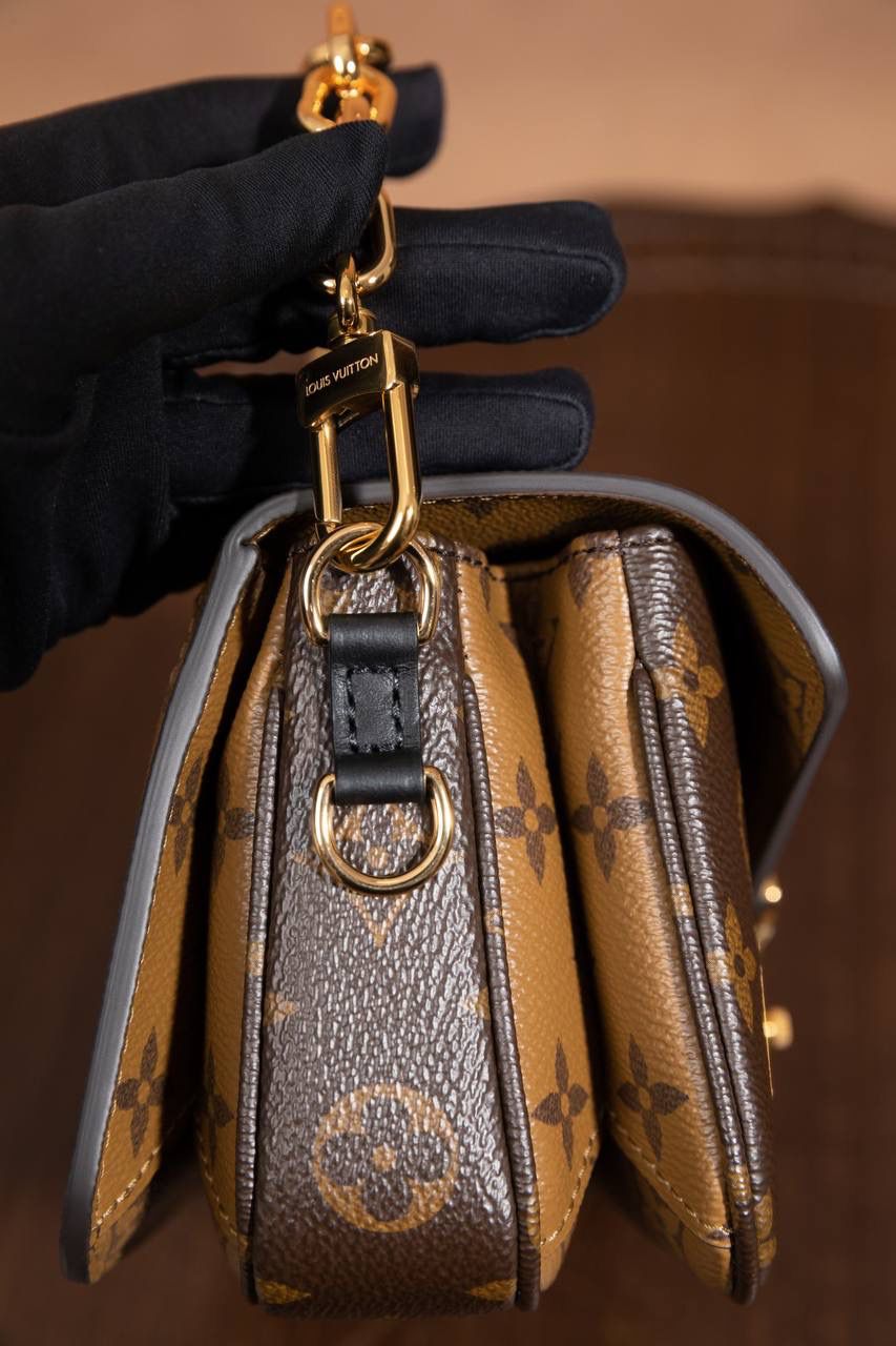 LV小邮差🎀 用的是 A+ 级全钢五金，亮亮的很有质感；再加上进口高弹面料，摸起来舒服，有弹性又有光泽，真的很加分咯 ✨ 渠道货包装，简单大方不浮夸。尺寸 21.5 × 13.5 × 6cm，小小一只但很实用，出门背刚刚好 👜