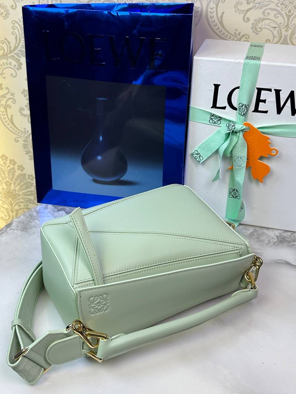 🅰️小号 𝗣𝘂𝘇𝘇𝗹𝗲最新版本❤️ ——（缎面/织带款） ✅经典拼图系列，不规则立体几何设计，最具辨识度的立体廓形和几何美学，顶级进口小牛皮搭配德国沙菲线，独家定制五金，𝗬𝗞𝗞拉链拉头 ✅容量超大，颜值高，四季百搭，新款自带可拆卸𝗟𝗢𝗘𝗪𝗘织带宽肩带‼️ 尺寸：𝟐𝟒-𝟏𝟎.𝟓-𝟏𝟔.𝟓𝐜𝐦 款号：061609织带款春玉色