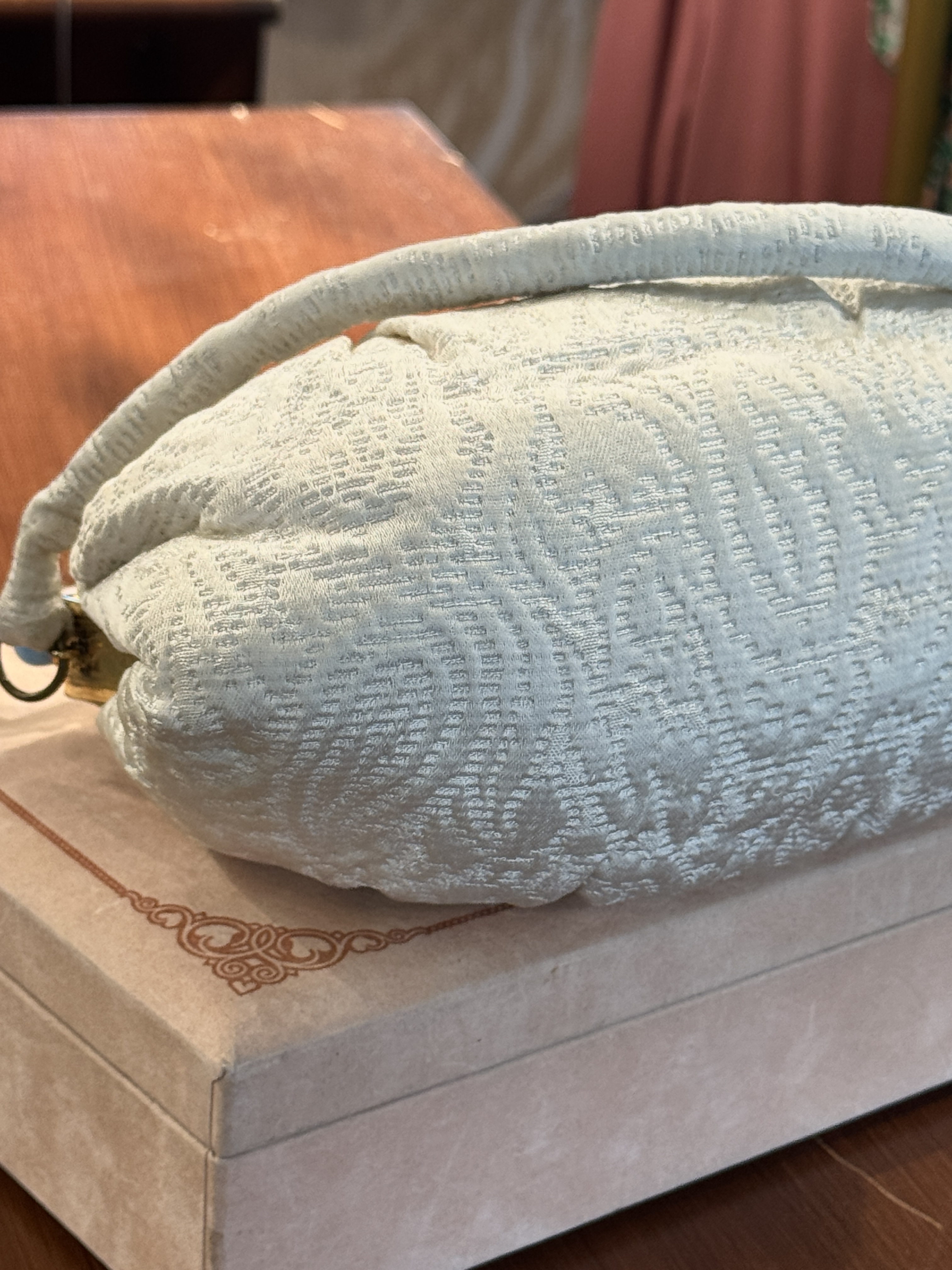 Rare Collectible! 1950s Victorian revival White Fabric Bag with Blue Glass Accent (MT2507)