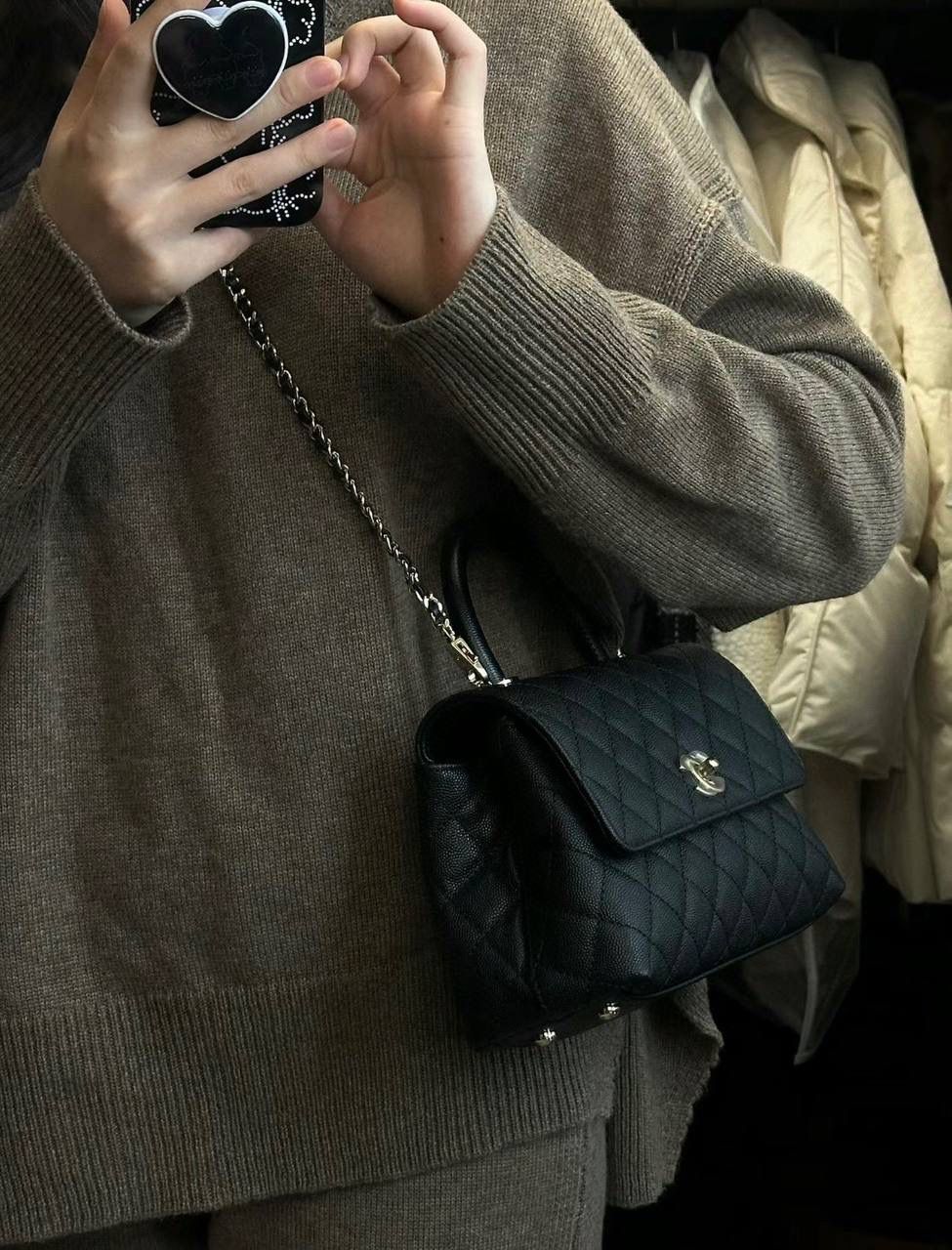 Coco Handle小號鑒定版👜 一包一碼 支持全球鑒定查驗身份證原廠專G Hass皮料過關清單資料可査詢 Coco Handle從1983年誕生到現在，銷量一直穩居榜首。 圓形手柄配上單肩鏈條，是這個包最出彩部分，背在身上優雅，提在手上復古，包多個隔層口袋設計，很人性化！ 五金：全鋼淺金扣 皮料：Hass原廠小球牛皮 尺寸：14*24*10cm