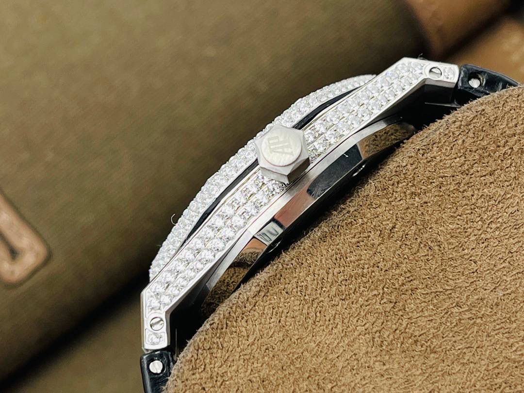 🚀顶级玩家 爱.彼Audemars.Piguet皇家橡树系列！15402OR.ZZ.D003CR.01满天星奢华腕表！细节方面： 1⃣️【定制机芯】搭配定制版Cal.3120全自动机芯机械，品质稳定性强！ 2⃣️【表壳材质】18k金密镶施华洛世奇水钻，璀璨夺目，魅力绽放！ 3⃣️【表盘材质】表盘铺镶418颗钻，搭配荧光立体时标和皇家橡树指针。展现创新的精妙设计细节分钟刻度位于表盘外圈之上，时标宽度加大。 4⃣️【表镜材质】反炫光处理的蓝宝石水晶玻璃镜面，背透蓝宝石玻璃。 5⃣【表带材质】手工缝制方形大鳞片鳄鱼皮，黑棕蓝灰四色可选配。另送进口橡胶带一条。 6⃣【表扣材质 】18K金A.P字样镶钻折叠表扣。 7⃣【表冠材质】18k金旋入式表冠。 8⃣【防水深度】50米 9⃣【腕表直径】41MM，厚度11MM！ 顶级玩家 细节精心打磨！极致乱真版本！欢迎各位玩家品鉴！（现在买就送专用高端商务用笔一支）