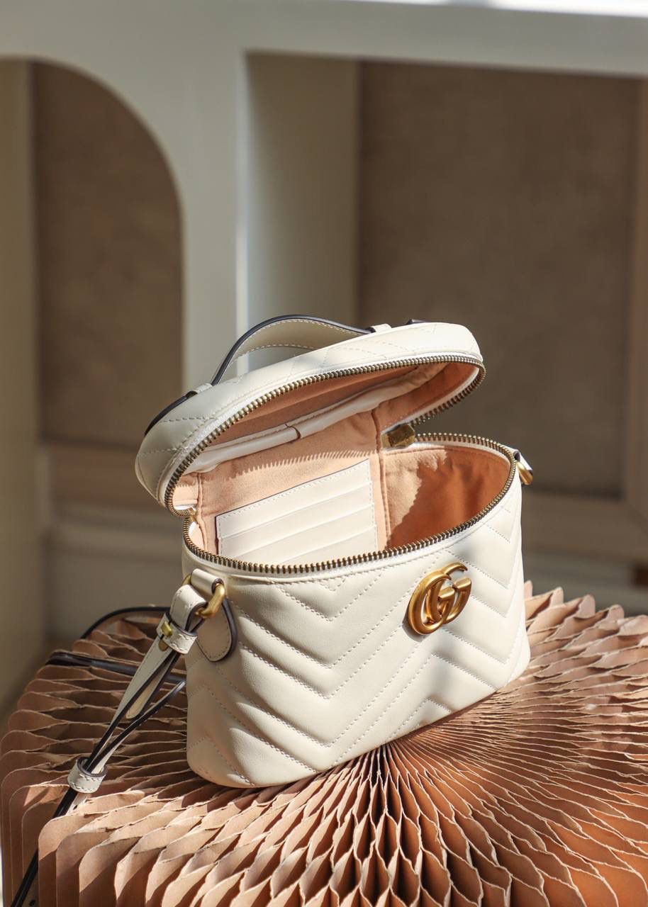 ▪️𝐆𝐆 𝐌𝐚𝐫𝐦𝐨𝐧𝐭新成员#672253#化妆包▪️ ☑️尺寸：19*13*7𝙘𝙢 𝙂𝙂 𝙈𝙖𝙧𝙢𝙤𝙣𝙩作为经典王牌的新成员， 作为宠儿精选的人员，以标志✅𝐆𝐆字母交织融合， 全新设计风格化妆包，融入经典元素，新颖演绎经典设计。 小巧的造型设计，容纳量非常🉑️ 手提的设计，🉑️手拧 🉑️斜挎 🉑️肩背。 非常精致可爱 时尚感爆棚！