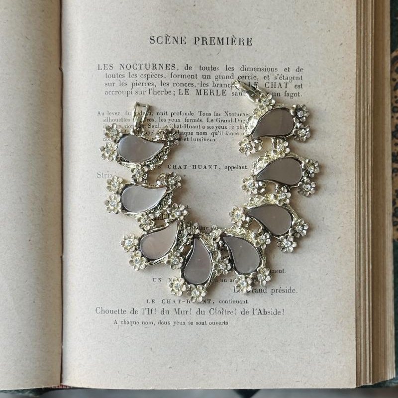 Vintage 1950-60s Mother Of pearl Lucite Statement Bracelet (MT2558)