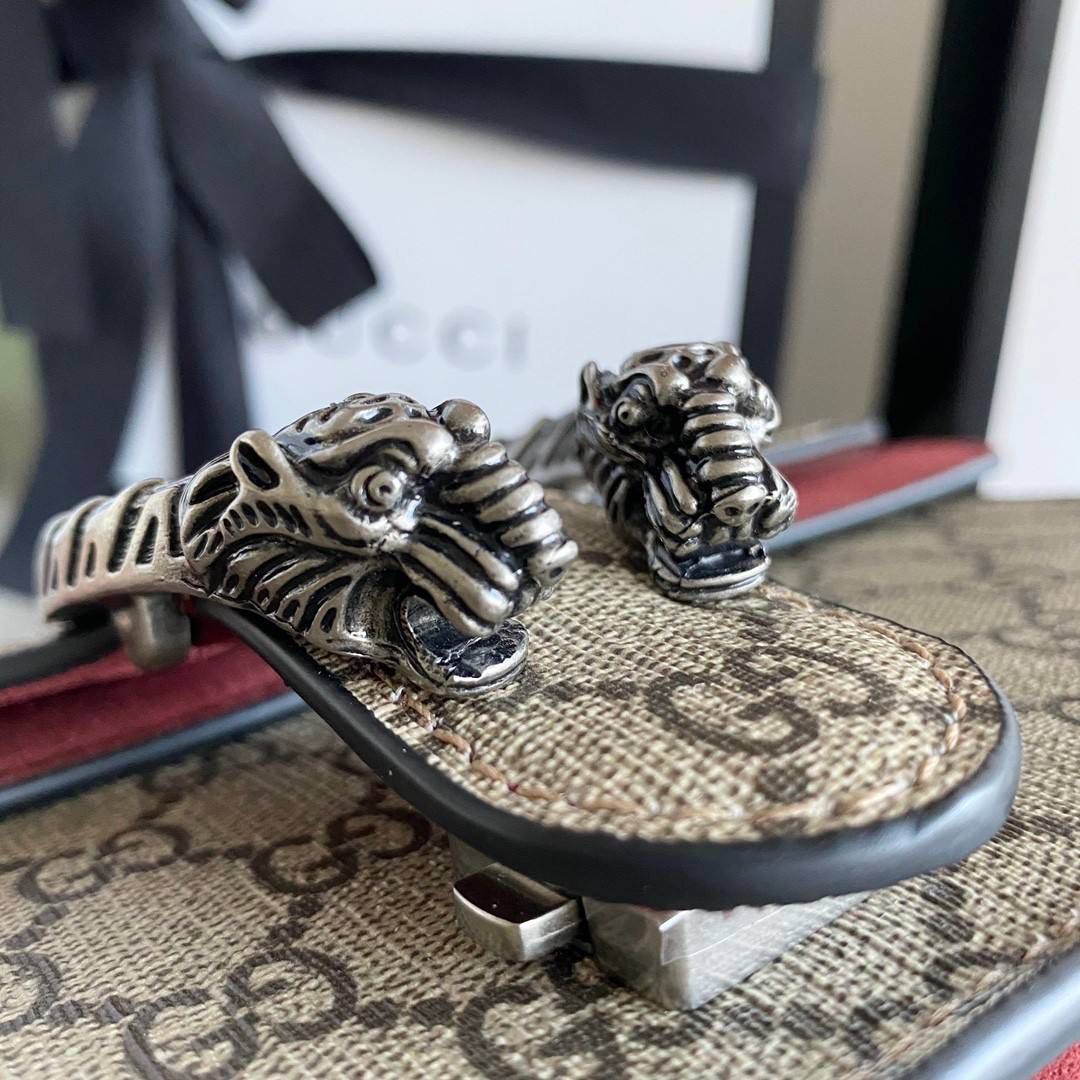 👜独家特级正品品质 g的经典之作，400249中号酒神包！28189cm！¥新包装！织纹虎头马刺扣为这款有结构感的肩背包增添光彩。滑动链条包带有多种背法，可在肩背和手提之间自由转换！麂皮衬里，口袋内里配以 gg supreme 高级人造革！！ 附带️全套最新绿色系列环保包装✨🔥