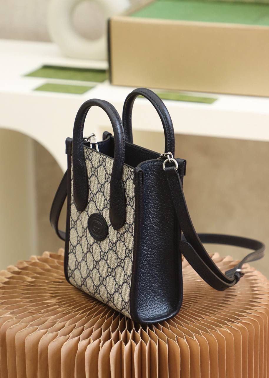 新配色 𝑇𝑜𝑡𝑒 𝑀𝑖𝑛𝑖系列 #671623# 原厂皮 🔷尺寸：16*20*7cm 这一季小𝑮家新配色，真的有点颜值天花板的节奏，保留原有的经典元素，搭配深蓝色的配色， 给人完全不同的视觉效果，颜值上升了几个档次的品味！ 深蓝色的配色，带给人一种更加神秘高级感的色彩， 却又不失经典原有的韵味，把复古时尚更加完美融合！ 这一季的配色似乎诉说，经典隽永传承品牌的永恒主题， 𝐌𝐢𝐧𝐢托特系列的造型，已经成为人手必备的王炸单品了！