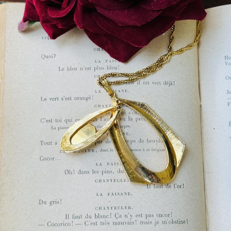 C.a. 1970s Rose Petit Needlepoint Double Frame Pendant Statement Long Necklace (MT2080)