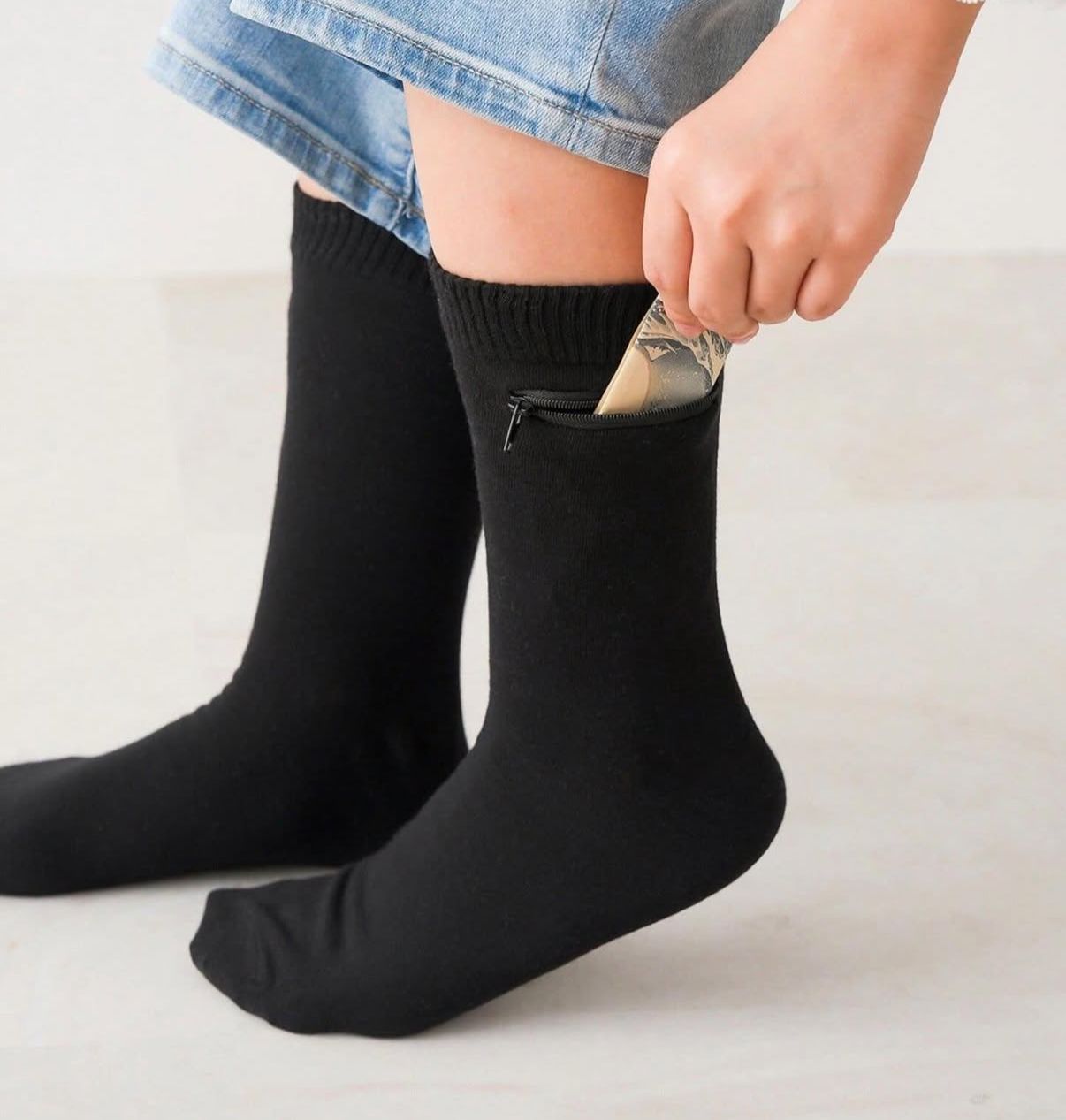 有babe想找 日本🇯🇵3Coins 旅行安全襪 外觀與一般襪子無異，但兩側均設有拉鏈口袋