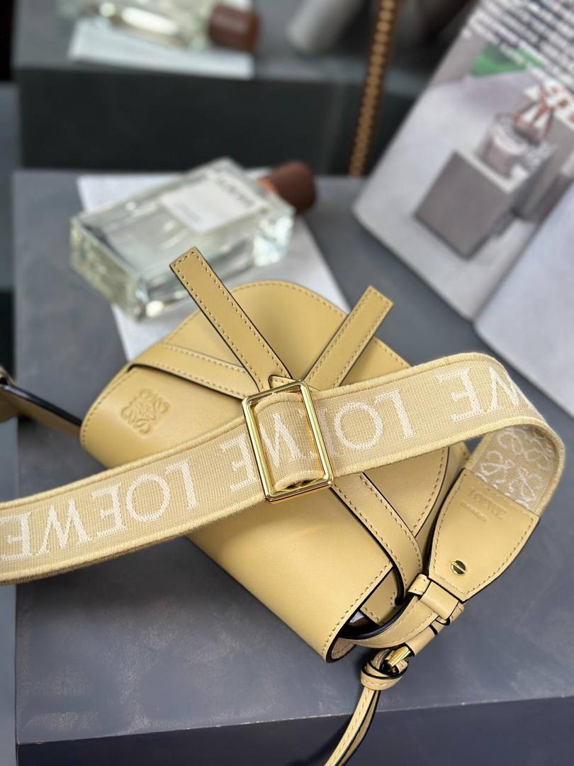 *𝘔𝘪𝘯𝘪 𝘎𝘢𝘵𝘦 𝘋𝘶𝘢𝘭 马鞍手袋 ✨上新 new in✨ 尺寸:15*12.5*9cm（中部最宽处21cm） 编码:522127 颜色: 织带/黄油色 将原本的细肩带更换成存在感更强的帆布宽肩带，点缀logo印花，休闲率性感满满！ 包身采用非常柔韧光滑小牛皮，内里麂皮，内置两个卡槽，Puls🉑️无忧。 经典造型手袋，换上了新肩带，估计又有不少包控要失去抵抗力啦👏🏻