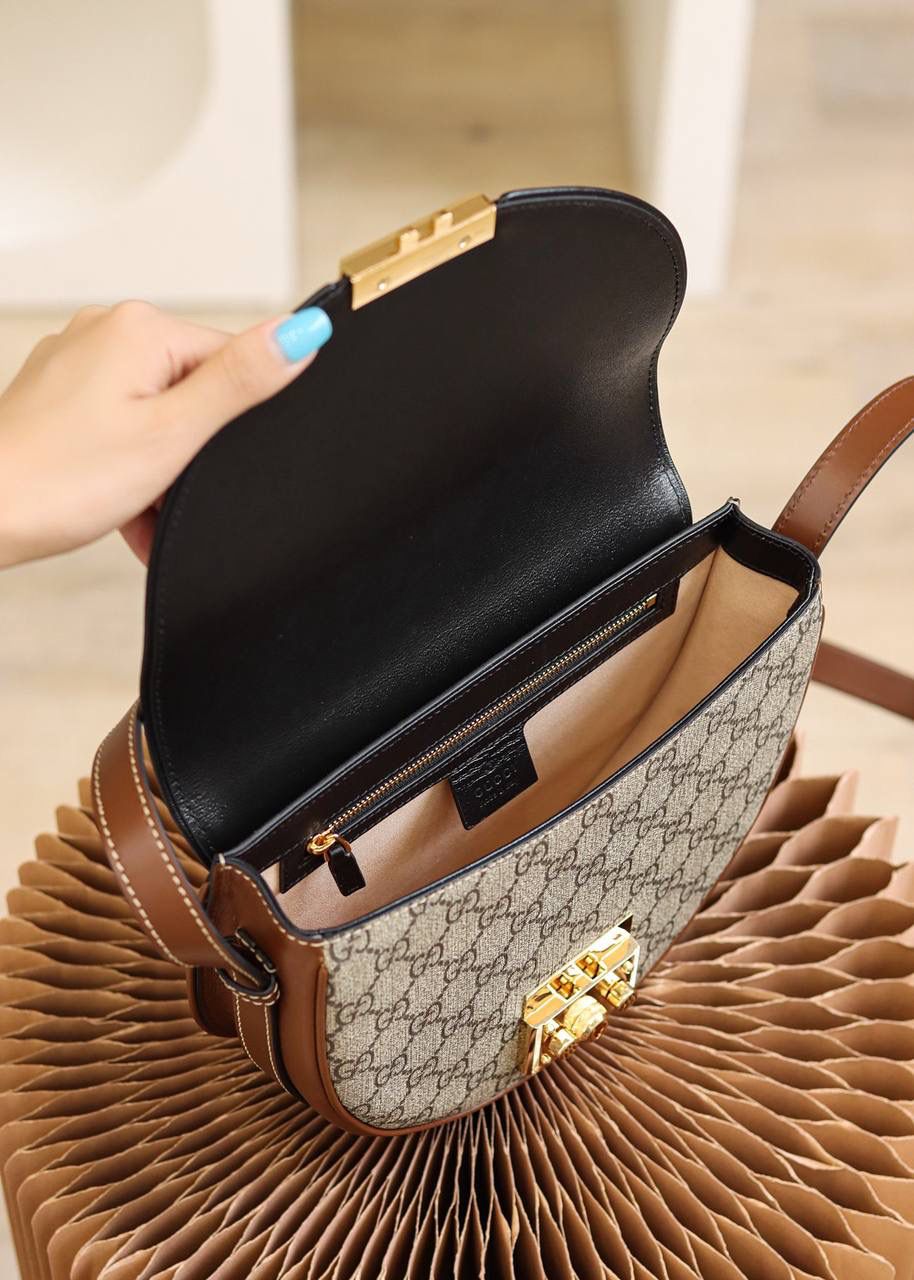 𝙋𝙖𝙙𝙡𝙤𝙘𝙠系列原厂皮#644524#月亮包🌙 ☞尺寸：22*19.5*6.5cm ℙ𝕒𝕕𝕝𝕠𝕔𝕜系列全新推出月亮包造型， 还是一如既往的经典味道，采用月亮造型看起来更加复古有味道，标志性的小锁扣元素，完全不张扬，更加有内涵的样子！ 原汁原味的原材料，加上我们匠心的精神，完全就是诠释了该有的模样！🔥🔥