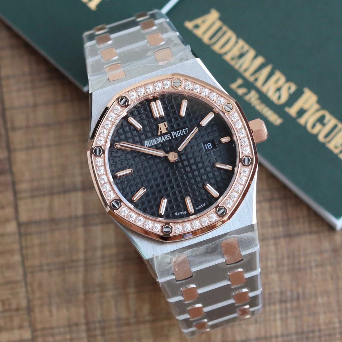 🚀原单AUDEMARS PIGUET爱彼 皇家橡树系列67女士石英腕表 独家原版拆解开模 所有配件均可原版互换使用，搭载原装瑞士F04111石英机芯。走时精准！全程CNC打磨，多次校对调整版型，棱角分明。表壳直径33MM,多边形状表圈与表壳精密相合，表圈以六边形螺丝栓固定在表壳上（圈口镶嵌精美施华洛世奇钻，璀璨夺目）表带链节精致规整，链节经过上百次细致的打磨处理，呈现出完美的纹理。折叠式表扣开合简单，佩戴方便。腕表表耳处呈弯折状，可以保证腕表与腕部更加贴合。表盘镌刻“Grande Tapisserie”大方格纹装饰，搭配荧光立体时标和皇家橡树指针，宽大的指针和时标让读时简单清晰。三点位置日期显示窗口，以阿拉伯数字显示。腕表为密闭表底，表底上镌刻皇家橡树系列的英文名称“Royal Oak”字样✨🔥