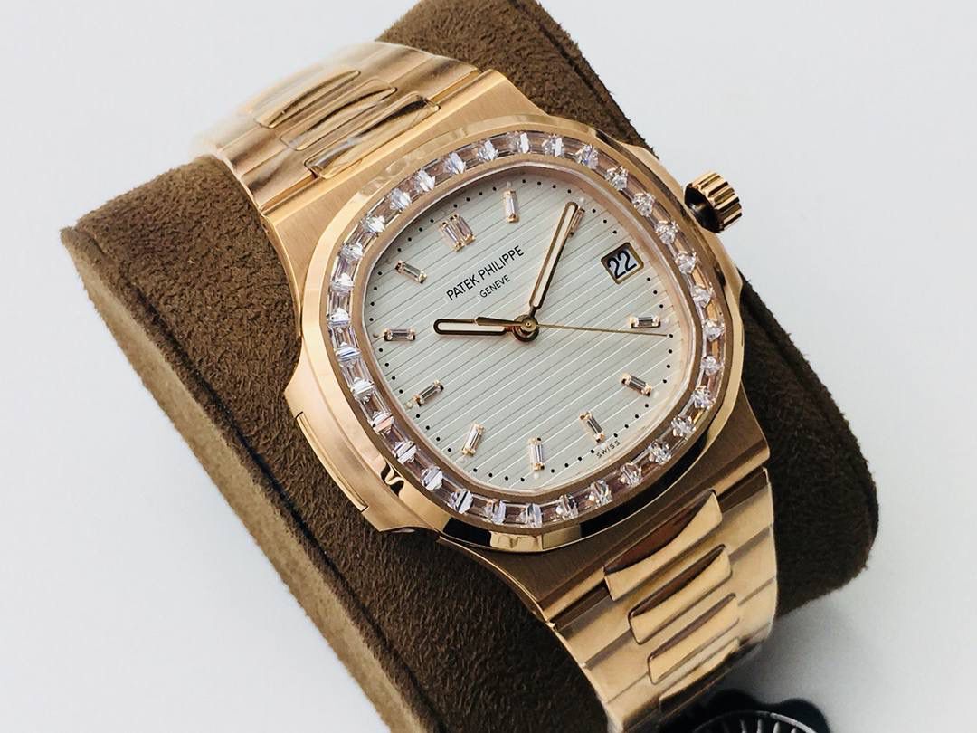 【PPF FactoryV4升级版强势来袭】百达 翡丽 璀璨方钻亮相了[色]第一款真正意义上的超级鹦鹉螺，震撼来袭！ 1⃣️全新修正的不锈钢表带，铰链部分根据真正的百达 翡丽鹦鹉螺不锈钢表带拆解开发，和正品一致的贴合效果，逆袭之前所有副本！ 2⃣️铰链开合角度和正品一致，锁毕声音和正品相同！ 3⃣️重点指出此次V4版的面盘在采用与真品一致的覆荧光涂层金质立体时标，特别突出的“蓝魅”面无限接近原版！ 4⃣️机芯方面是全新订制的修正版的一体芯Cal.324机芯，是目前唯一做到机芯的钢印与正品一样的雕刻工艺。 只有做到最好才配戴他去诗和远方！ PPF Factory 超级鹦鹉螺王中王！欢迎您的品鉴！