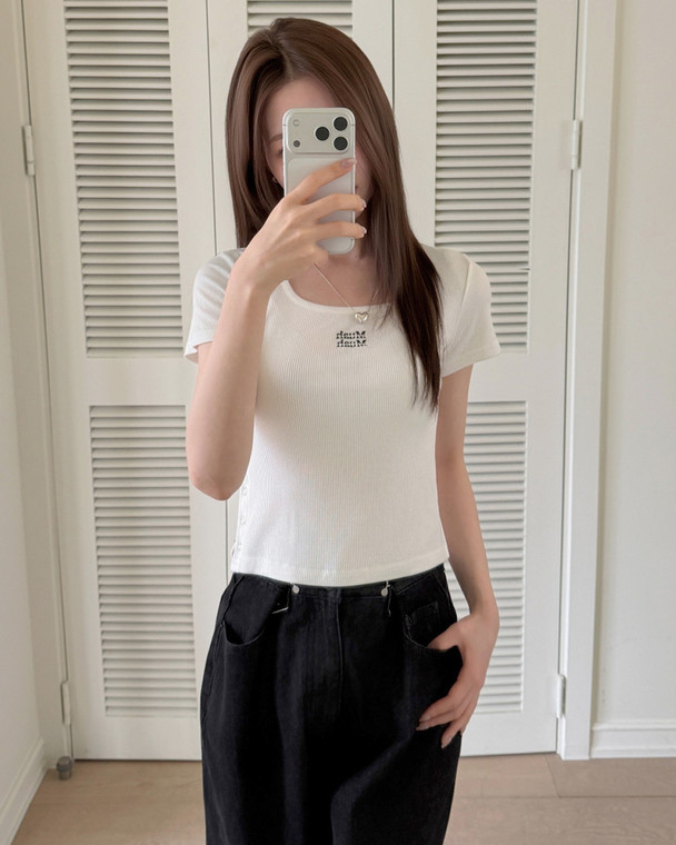 MuahMuah SLKIT BUTTON CROP HALF T-SHIRT