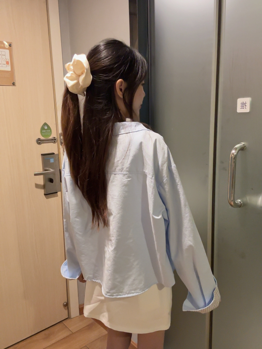 翻领格纹拼接短版长袖衬衣R3000