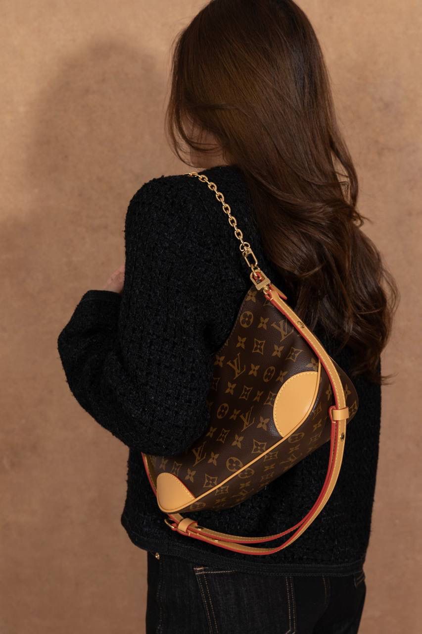 LV黄牛角😍 这款真的很火，一出就知道是爆款🔥 牛角包造型，小巧又可爱，但真的很能装，日常出门完全够用。 复古老花＋时髦设计，颜值超高，随便背都好看‼️ Size：29 × 16 × 9.5 cm 好看＋实用兼顾，真的属于那种买了不后悔的款💖