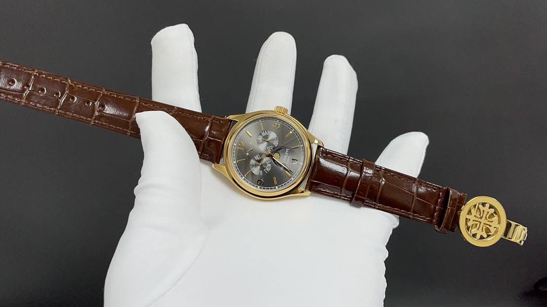 🌐新款到货🌐 百达翡丽最热门款式，PP复杂功能计时系列5146R 5147。功能方面的巧妙构思，外观上的合理布局，以及优越的机芯性能，无一不体现出百达翡丽大师们的独特设计，一件经典的艺术品。 采用39mm表盘直径，高性能Cal.324自动机械机芯，具备年历，日期，月份和月相显示功能，提供了强大的时间衡量功能，表盘设计中心大秒针，是时间易于读取。 相信这样的一款腕表会是很多爱表人士所梦寐以求的，但是就如它水中月的意象一样，可遇而不可求，所以，如果有个机会出现在你面前，那么就好好珍惜吧。