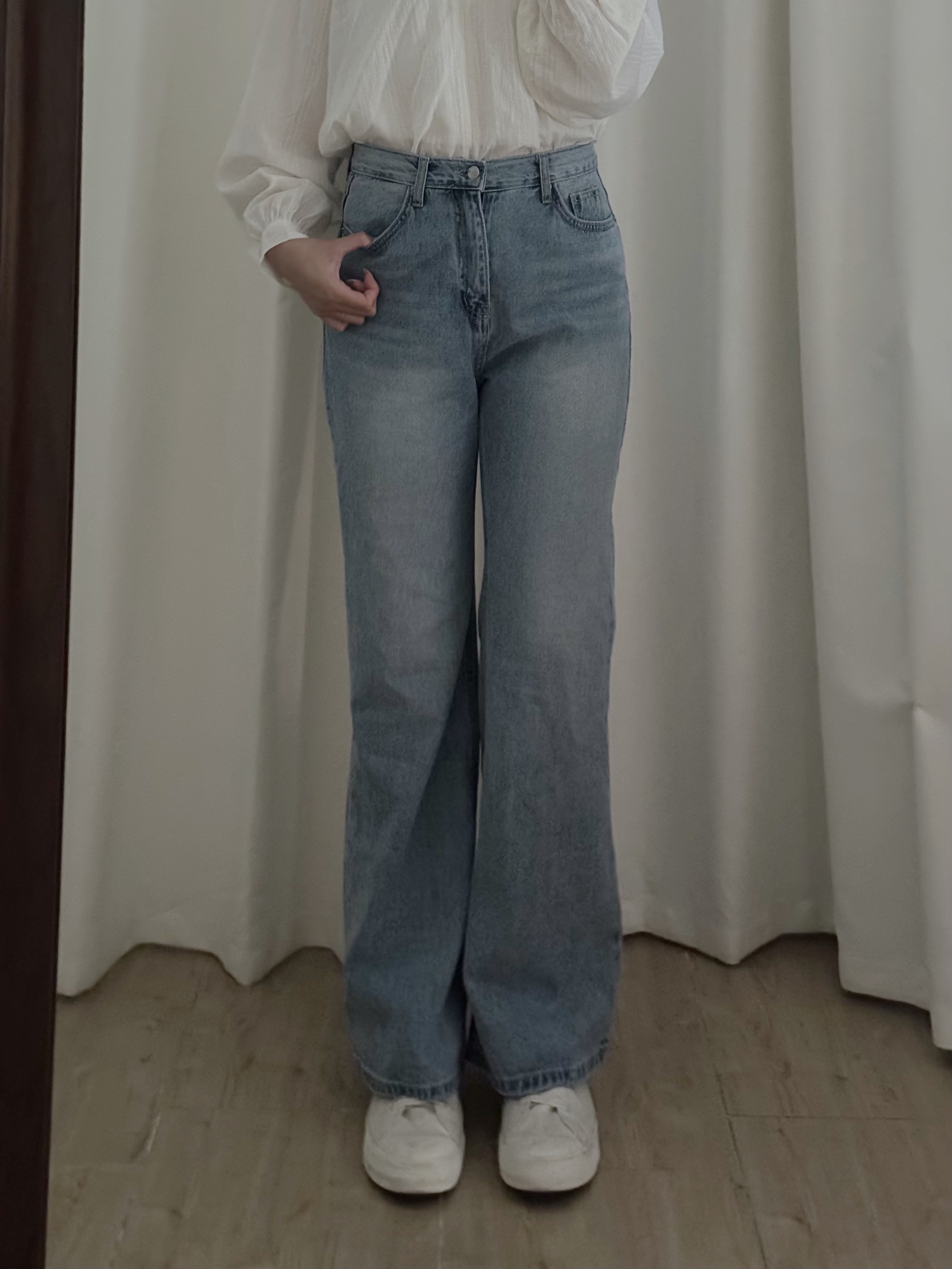 高腰微喇叭淺牛仔褲(三個尺碼)