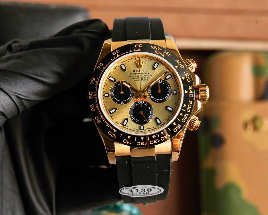 🔥 劳力士迪通拿🈶️最新版厚度12.2mm到货‼️ C厂开模一比一完美复刻！！！ 迪通拿尺寸:40mm×新12.2mm/老12.4mm 功能:时、分、秒、计时显示 1.迪通拿7750机芯腕表厚度按2023年最新表为12.2mm，旧款为12.4mm,市场其它版本7750假夹板机芯，通过压低针杆，改薄机芯厚度。稳定性极差，不能做到和正品一致。 2.采用7750一体机机芯，背后采用雕刻和电镀字体更加光亮。 3.钢带采用原AR厂。其次，表扣再次升级比例尺寸。 4.表壳更新底盖抛光亮面尺寸和牙边的弧度。 5.表针采用Buff工厂再度升级，三枚小秒针和大秒针，均按照单支定做且实心针套，针帽呈现蘑菇圆头状。 6.陶瓷圈再升级镀铂金膜字保持不变色，且更新字体粗细。 7.字面对照最新版白面，采用瑞士油墨加韩国陶瓷调制打磨做到有厚质感纯乳白色与原版无色差。告别市场之前发黑的“死白”色。 8.刻度字钉每粒独立CNC雕刻而成，每粒手工打磨边缘。夜光采用瑞士夜光粉与正品无色差。最终效果是市场最接近原版发光视觉。 9.玻璃采用全通透蓝宝石，无边缘视觉。