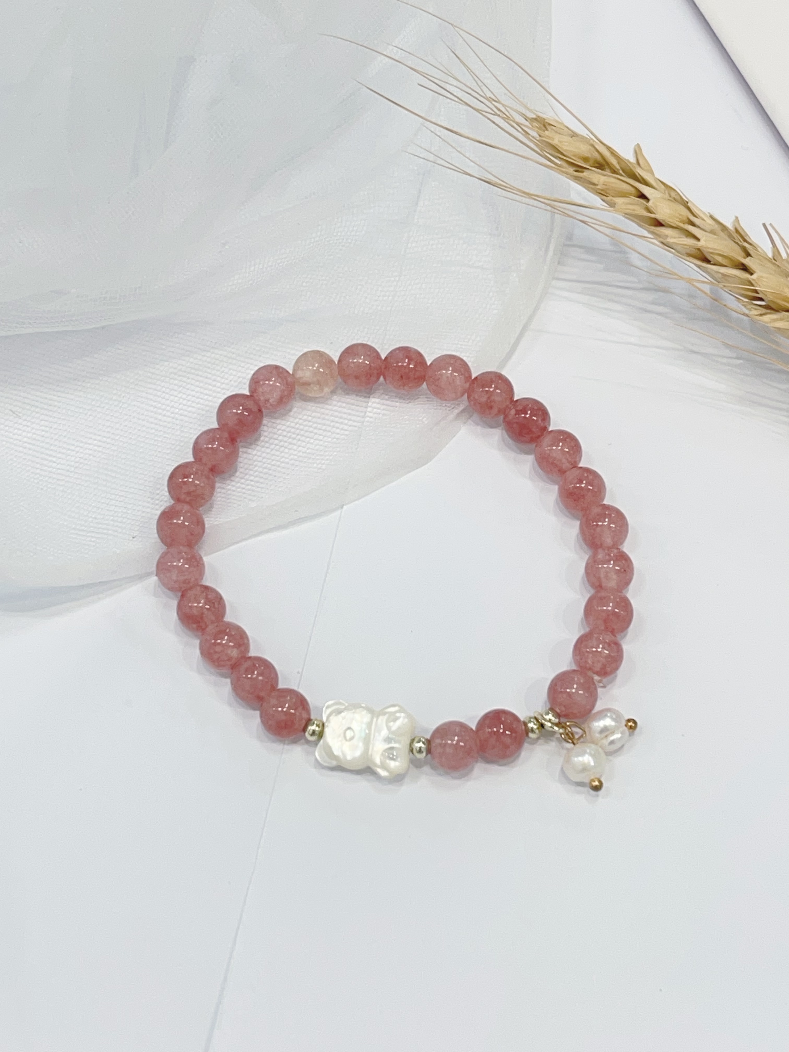 🍓草莓晶 Strawberry Quartz 手串｜6.5mm 贝壳小熊 × 淡水珍珠点缀