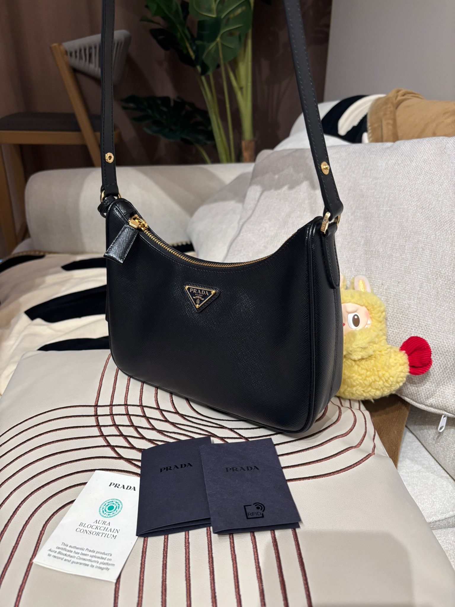 Prada Re-Edition hobo 牛皮 肩帶可調節長度 100%Authentic , 99%new ✅card booklet ✅dust bag 👜專門店售價$19,200📣