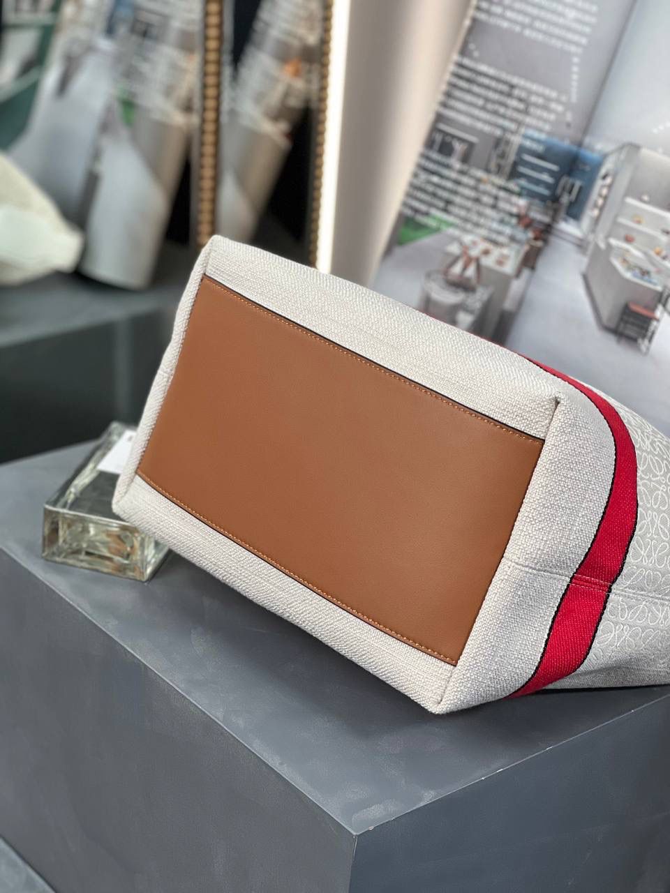 * 𝘊𝘶𝘣𝘪 𝘈𝘯𝘢𝘨𝘳𝘢𝘮 提花布手袋✌️ 大号尺寸:27-17-22cm（顶部宽处34cm） 小号尺寸：21-12-17cm（顶部宽处25cm） 编码:062102小花/红色条纹/提花布 包包面料挺括度适中，没有固定形状 ，背上出门慵懒氛围感十足😘，肩带可以调节，伸缩至腋下背，单肩，手拎皆可