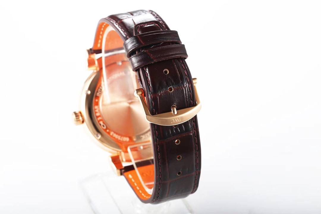 IWC达文西系列 【温文尔雅 表中典范】MK万国新款腕表——达文西356601横空出世。尺寸40毫米X10毫米 柔软耐用的ITALY小牛皮表带配合传统式精钢表扣，最大限度满足了舒服贴手的体验。【表壳】每一个浑圆型的表壳都经过mk制表师专心致志的打磨，可移动式表耳使表带更加贴合手腕。两者配合使腕表产生独特的复古魅力。【表盘】铜制的表盘加入镀银的工艺 mk探索正品工艺不断挖掘原装技术本源。每一个阿拉伯刻度都由mk制表师镶贴而上，体现其精湛的技艺。字面上的logo印刷采用于原装一样的浮雕式印刷工艺，美轮美奂且富有立体感。【机芯】采用优雅纤薄的海鸥2892自动上弦机芯，具备逆时针调试日历的功能（吻合正品）我们精心制作出万国表独特的外观魅力，更是追求复刻其内在的灵魂。