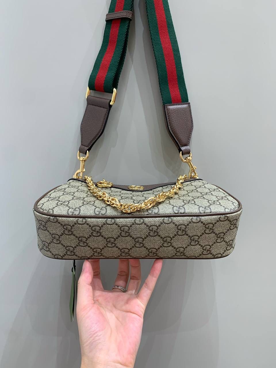 新背景实拍正品级 。Gucc1 ophidia双G链条包（最高版本） 双G版本更好看，确实是很耐看，即使这么久了，现在来看依旧是好看的，还是很想入手的经典款，没想到一向保守的Ophidia系列，现在居然会加上小可爱双G这种元素，居然也不会别扭，反而增加了一些可爱感！💕👜 型号 735132双G 尺寸25/15/6cm