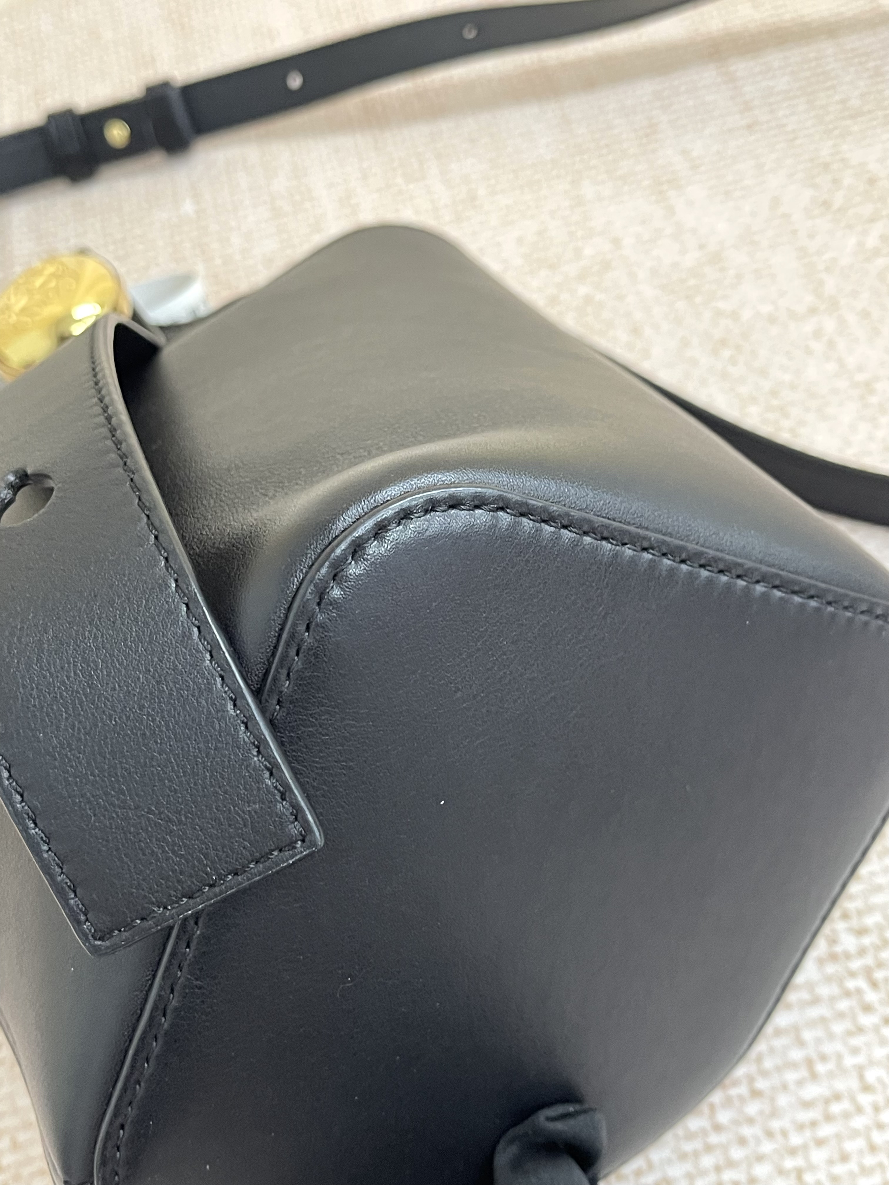 Pre-owned Loewe Pebble/ Product Code: 26032501