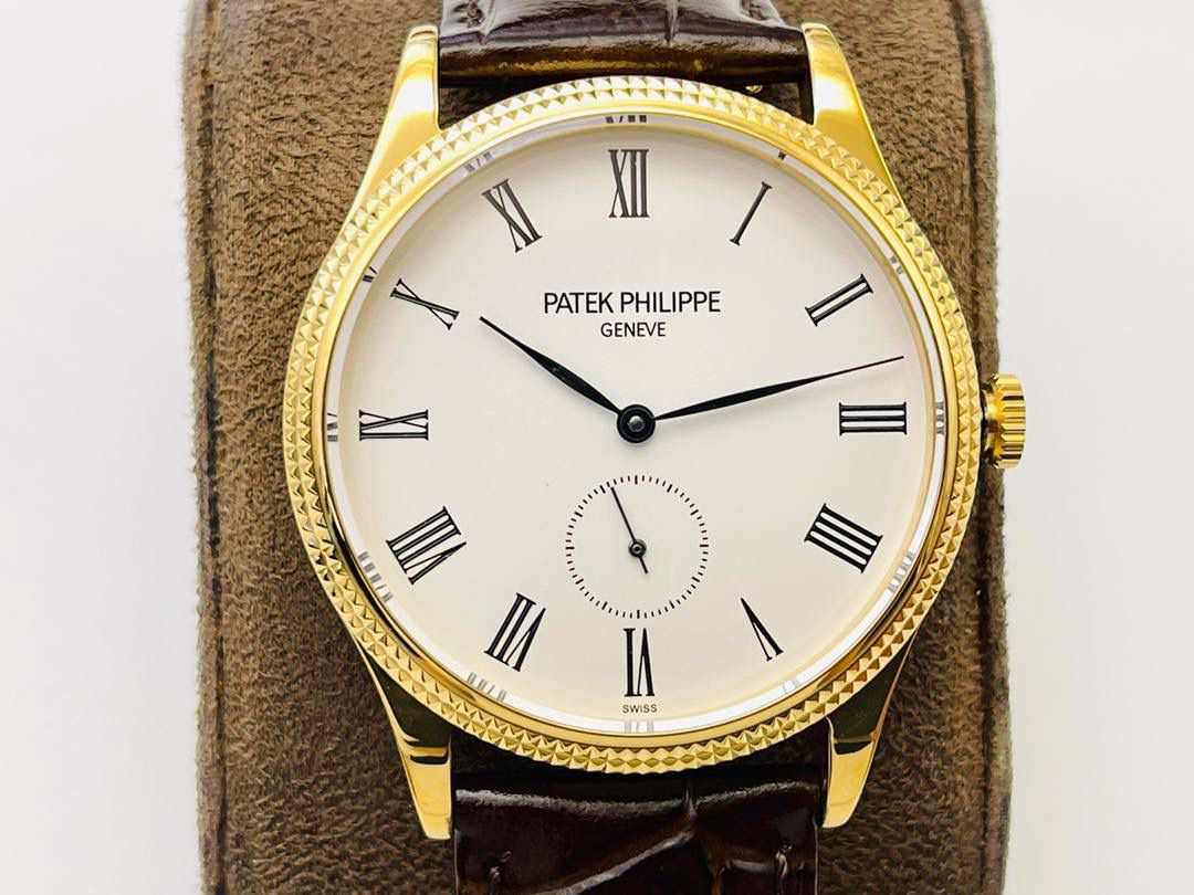 百达.翡丽-古典表系列——3919腕表震撼登场。🤩😍完美还原表中王者的独特质感和简约格调！细节升级如下： 1⃣️腕表尺寸39MM，尺寸数据完美吻合正品，佩戴轻便，还原正品体验。 2⃣️玻璃采用与原装一致的锅盖型穹顶玻璃，特镀有双层抗眩晕增透镀膜。 3⃣️表盘标识和指针的边沿全部采用手工润饰倒角，之后再采用镀铑工艺处理，确保光泽度和质感不亚于原装。 4⃣️机芯采用30-255 PS机芯机械！ 5⃣️表带经典意大利小牛皮表带，做工精致，包边细腻，尽显大牌风范，搭配原厂针扣。