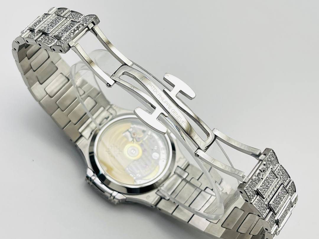 —百达.翡丽7118女士鹦鹉螺 满钻限量款 少量到货，限量供应（全身采用八心八箭天然奥宝水钻）😍😍 1⃣️腕表:定制9015改324 S自动一体上链机械机芯，中心大秒针！ 2⃣️表盘:密镶钻，拥有286颗钻 3⃣️表壳:密镶拥有518颗钻，拥有蓝宝石水晶透盖。 4⃣️直径35.2MM！ 5⃣️表链:采用拥有1729钻采用罕见的“不规则雪花镶钻”工艺，令腕表更添耀眼光彩，这项工艺需要将大小各异的钻镶嵌并固定到位，尽可能隐匿每颗钻之前的贵金属痕迹。 6⃣️顶配鹦鹉螺7118满天星！ 目前算是最奢华的女款鹦鹉螺 应该没有人能拒绝了它了吧？ 雪花❄️镶钻全身 不仅是表盘，表带都是雪花镶钻总之一个字“闪”（白色为真空炉内白金，玫色为真空炉内纳米玫瑰金）