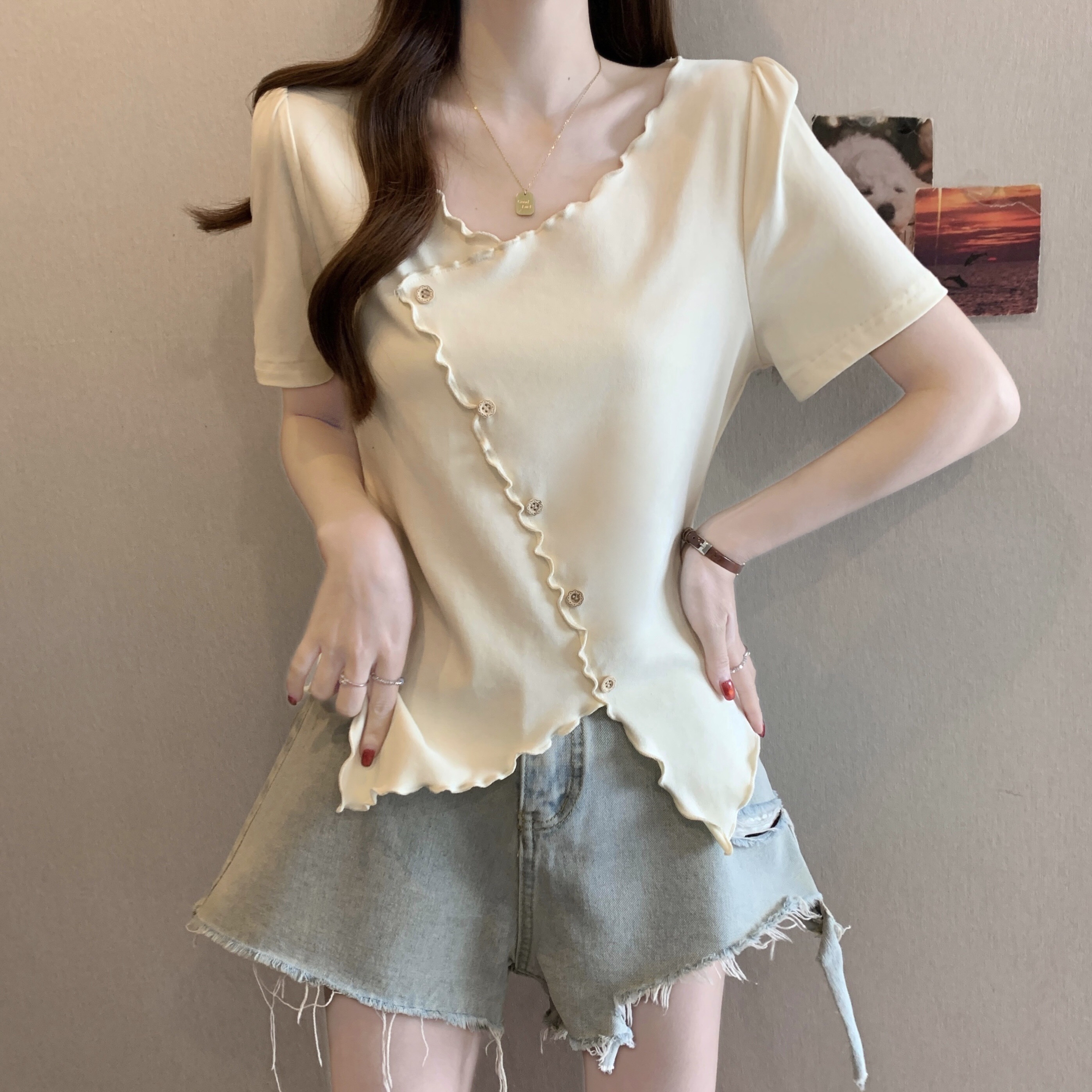 B161(80713) 韩系气质尖角拼斜排钮木耳边设计感3色上衣