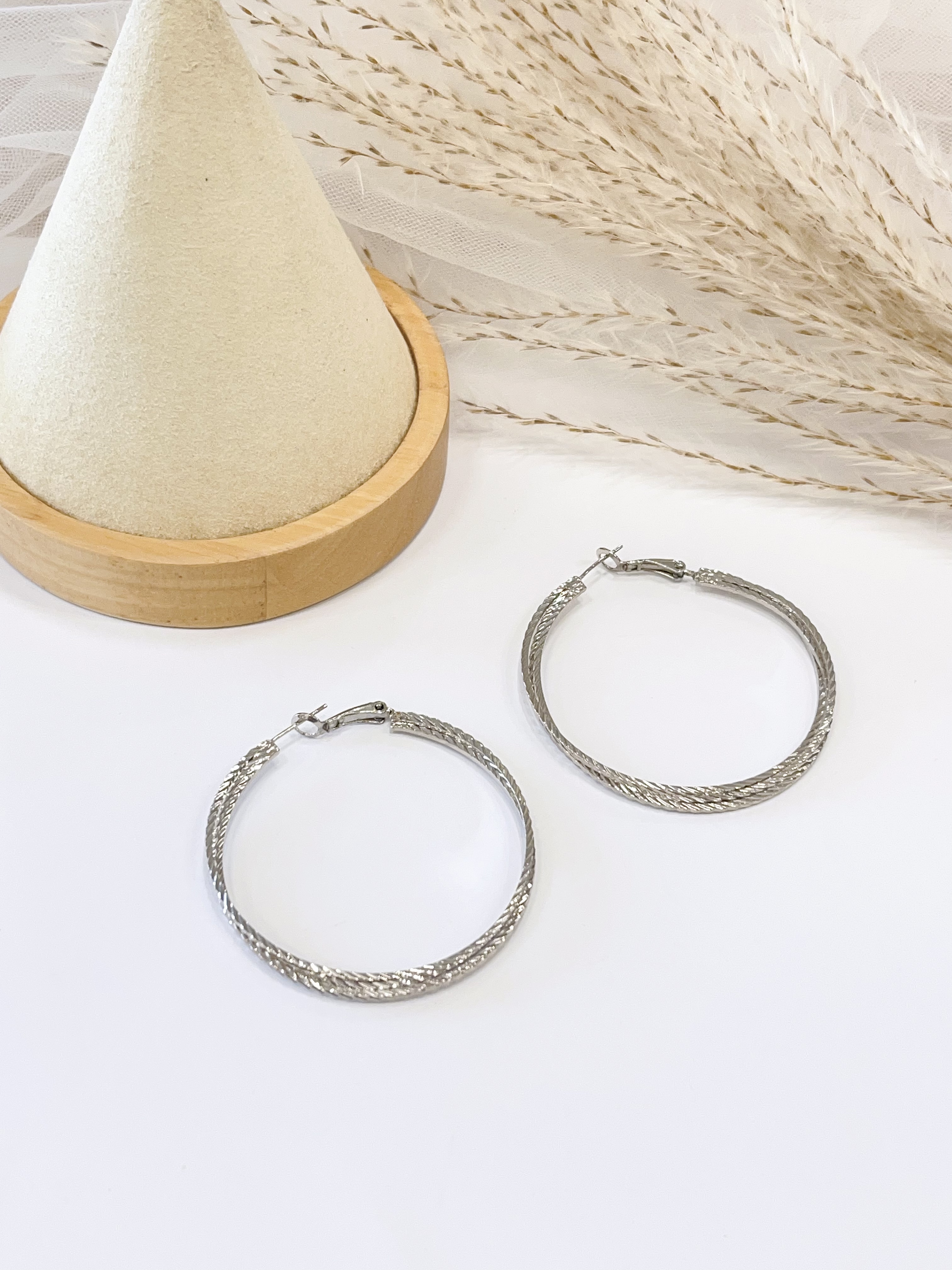 氛围感银色锤纹耳环