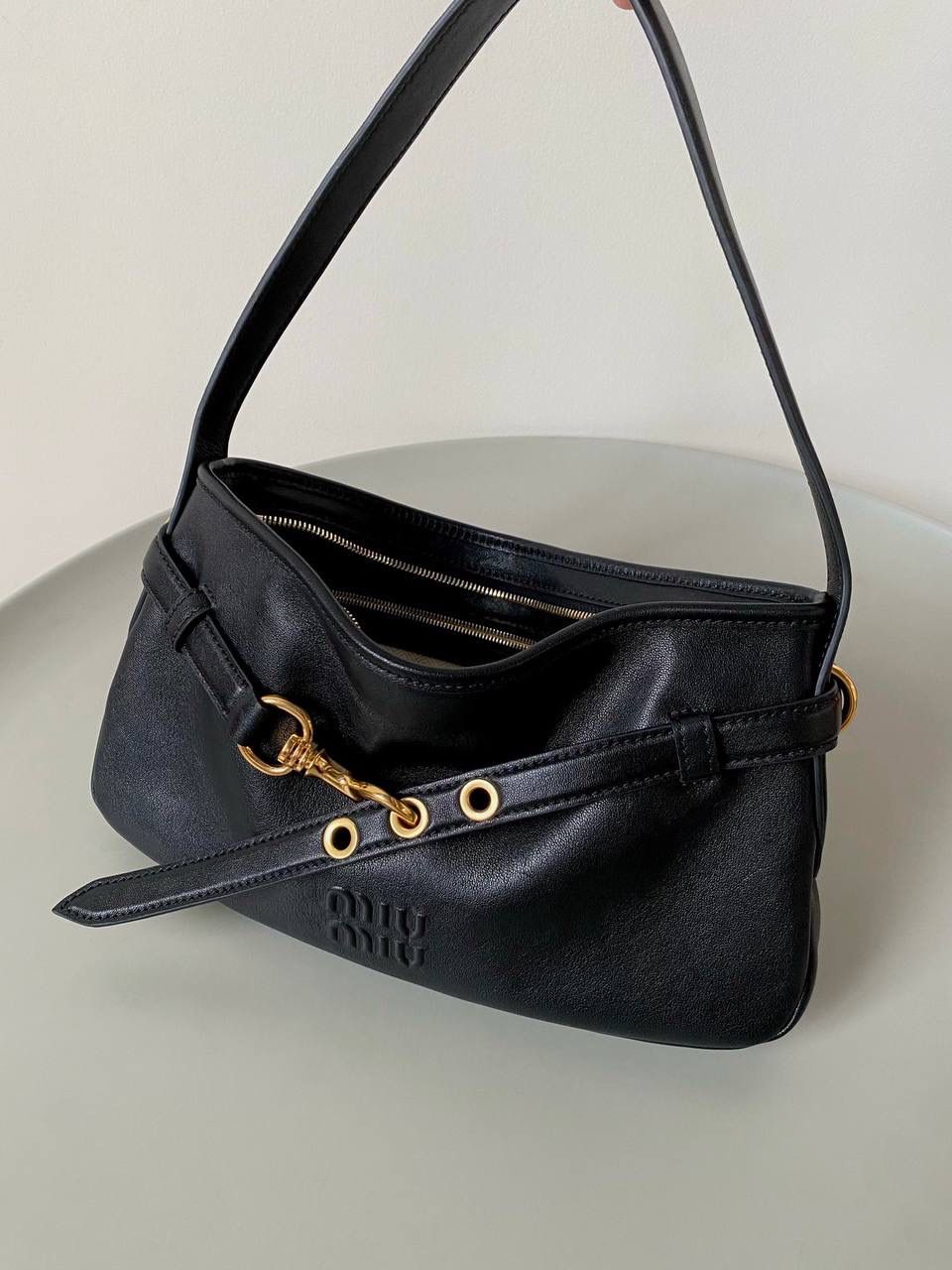 🈶黑色，小号 𝐌𝐢𝐮𝐌𝐢𝐮 𝐀𝐯𝐞𝐧𝐭𝐮𝐫𝐞腋下包 不得不说缪缪的美丽层出不穷！今年这只Aventure Nappa腋下包 看似平平无奇上身却意外好搭耐看 有点小复古又有点小机车， 就很值得夸赞一番 东西不用装太满，随性的褶皱感很戳心巴 自重非常轻，宽肩带设计一点都不溜肩容量空间也不错，日常东西都放的下 迷你iPai都👌🏻尊嘟人见人爱不带吹的！ 33×19×5cm #F0021m