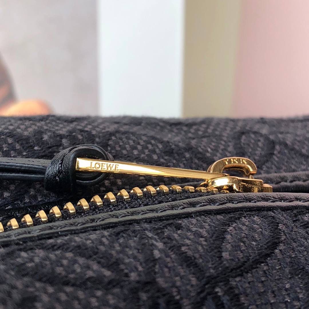 * 𝘊𝘶𝘣𝘪 𝘈𝘯𝘢𝘨𝘳𝘢𝘮 提花布手袋✌️ 大号尺寸:27-17-22cm（顶部宽处34cm） 编码:062102 黑色【配全套礼盒】 包包面料挺括度适中，没有固定形状 ，背上出门慵懒氛围感十足😘，肩带可以调节，伸缩至腋下背，单肩，手拎皆可